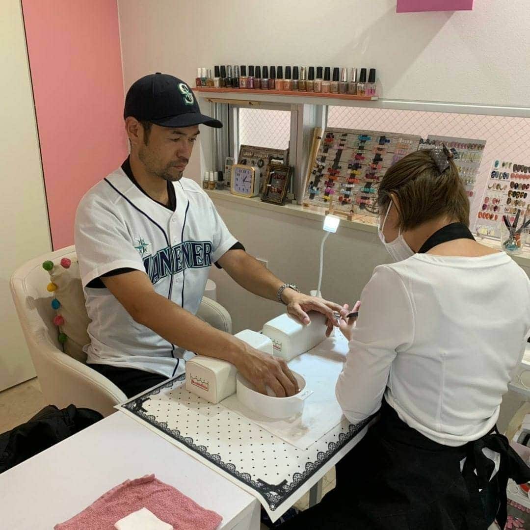 のインスタグラム：「府中にあるネイルサロン『Ameri』さんにてアスリートネイルなるものを体験❗  アスリートネイルと言う事ユニフォーム着ましたがエセアスリートです。  ピッチャーは爪のケアでアスリートネイルするらしいですが他の選手にはまだまだ浸透していないようです。  足の爪もアスリートネイル出来るのでサッカー選手にいいですね❗  before→afterだと爪が喜んでいるのがおわかりでしょうか👍  来年のオリンピックに向けて色んな競技の選手がアスリートネイルしてもらいたいと体験してみて思いました❗ 【アスリートは爪が命】  #アスリートネイル #アスリートの爪を守る #アスリートは爪が命 #Ameri #府中 #ネイルサロン #ネイル #ニッチロー’ #athletenail」