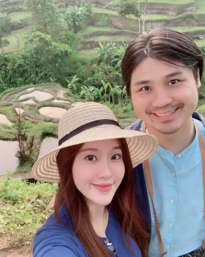 ジェシカ・ヤマダのインスタグラム：「Watch til the end... 🐒🤣 Happy anniversary hari jadian bebbbbb 😙😚😘 Anyway, more on my Stories if you wanna see how beautiful this place is during sunrise! 😍🌾🌄 . #antjess #ellejessinbali #ubud #tegallalang」