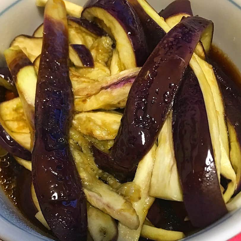 畑喜子さんのインスタグラム写真 - (畑喜子Instagram)「ナスの煮びたし❓なんかとりあえず作った😁 麺つゆとニンニクとオリーブオイルで🎵」8月8日 8時52分 - carnelian_hata