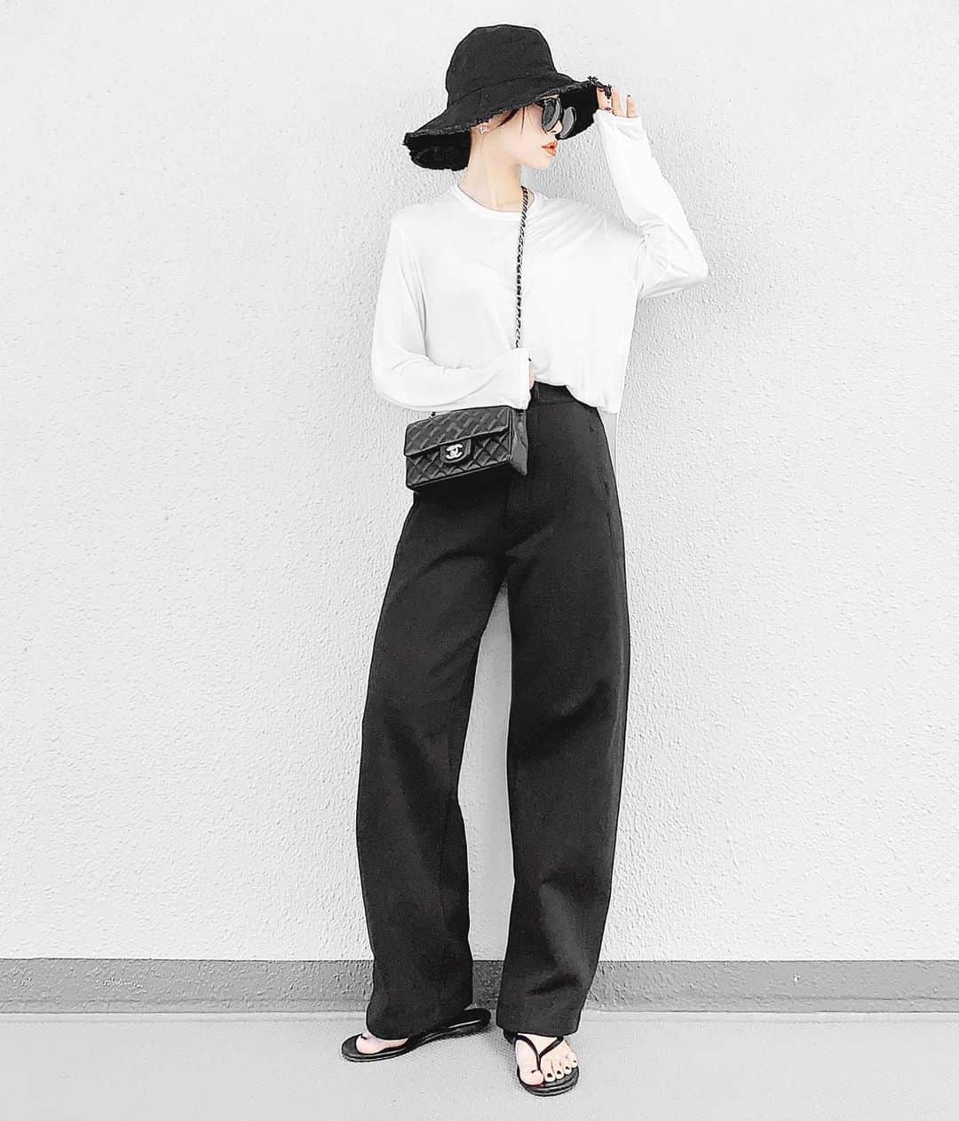 lve_xxxxのインスタグラム：「.﻿ .﻿ 帽子に日傘に長袖で﻿ 完全日焼け対策🌞必死。﻿ ﻿ @unemansion ﻿ ☑︎ テンセルシンプルロンT﻿ ﻿ テンセル100%で着心地最高🙌﻿ 夏場でも涼しげだから日焼け対策に﻿ バッチリ👌﻿ ﻿ @uniqlo ﻿ #ワイドフィットカーブジャージーパンツ ﻿ ﻿ これ、最&高🙌﻿ ジャージー素材でウエストゴム﻿ リラッス感たまらん🤤💯﻿ ﻿ 身長163㌢でSサイズ着用してます。﻿ ﻿ ﻿ あーもー﻿ 毎日地獄すぎて夏好きなりたい。﻿ ﻿ 海🏖とか行ったりする人間に﻿ 来世はなってみたい。﻿ ﻿ 今世はひたすら無になって﻿ 夏が過ぎるのひたすら待つのみ😑﻿ ﻿ 夏好きの方から怒られそうだけど﻿ 言わせて、夏もういいから！←﻿ ﻿ ﻿ ﻿ その他コーデアイテム詳細は﻿﻿﻿﻿ WEARをご覧くださいませ。﻿﻿﻿﻿ ﻿﻿﻿﻿ WEAR ： lvexxxx ﻿﻿﻿﻿ 💻 https://wear.jp/sp/lvexxxx/﻿﻿﻿ ﻿﻿﻿﻿ －－－－－－－－－－－－－－－－－－﻿﻿﻿﻿ ﻿﻿﻿﻿ 📢コメント頂ける際は、﻿﻿﻿﻿ 最新投稿にお願い致します。﻿﻿﻿﻿ ﻿﻿﻿﻿ 過去投稿に頂いた際、気がつかない事もあり﻿﻿﻿ お返事致しかねる場合が御座います🙇‍♀﻿﻿ ️﻿﻿﻿﻿ ﻿」