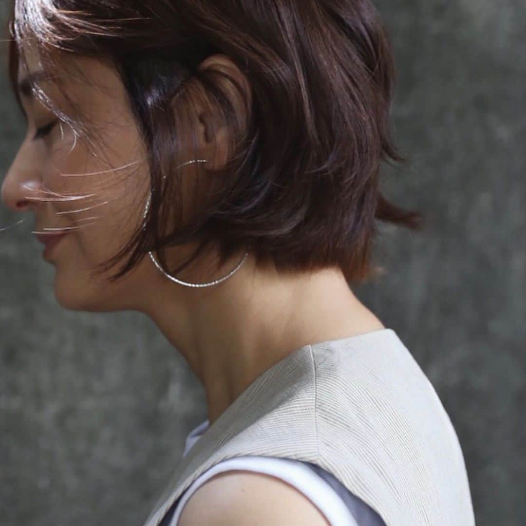 富岡佳子さんのインスタグラム写真 富岡佳子instagram Outfit ホワイトゴールドにダイヤモンドカットが施されたhoopピアス Mariablack らしく左右大きさの違うhoopをあえて選んでみました アイテムについてはスワイフ タップをしてみてくださいね 8月8日 9