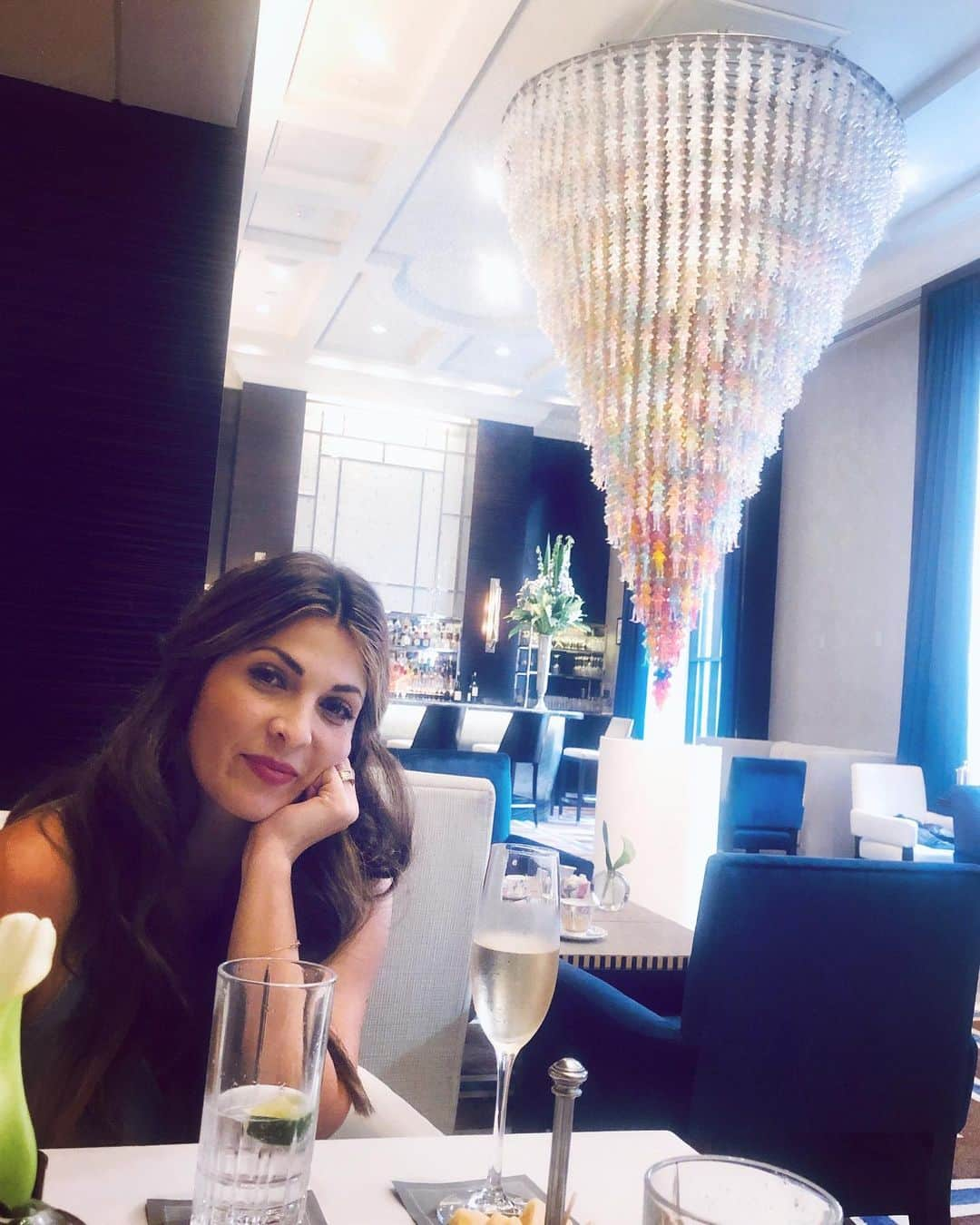 エイドリアン・ゴンザレスさんのインスタグラム写真 - (エイドリアン・ゴンザレスInstagram)「In NYC Peninsula Hotel Bar. The Chandelier is cool, but Betsy is 🔥. Love You My Love!!! #WCW @Betzabe_OnTheGo @Mia_Becar #NYC」8月8日 9時08分 - adrian_eltitan