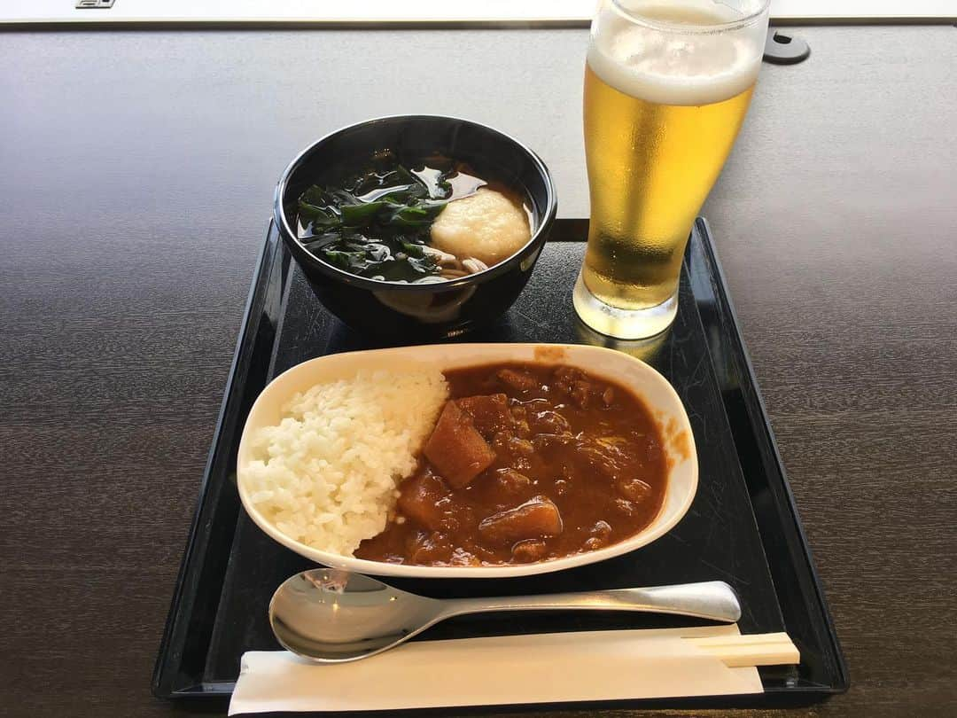 NAOTOさんのインスタグラム写真 - (NAOTOInstagram)「ANAのラウンジにて、とろろ蕎麦とカレーライスと生ビール。🍺 ANAラウンジのカレー、好きです。💖 あっ、これどちらもハーフサイズくらいなので食べやすい〜。 #ANAラウンジ #今日は移動日 #朝からビール」8月8日 9時08分 - naoto_poper