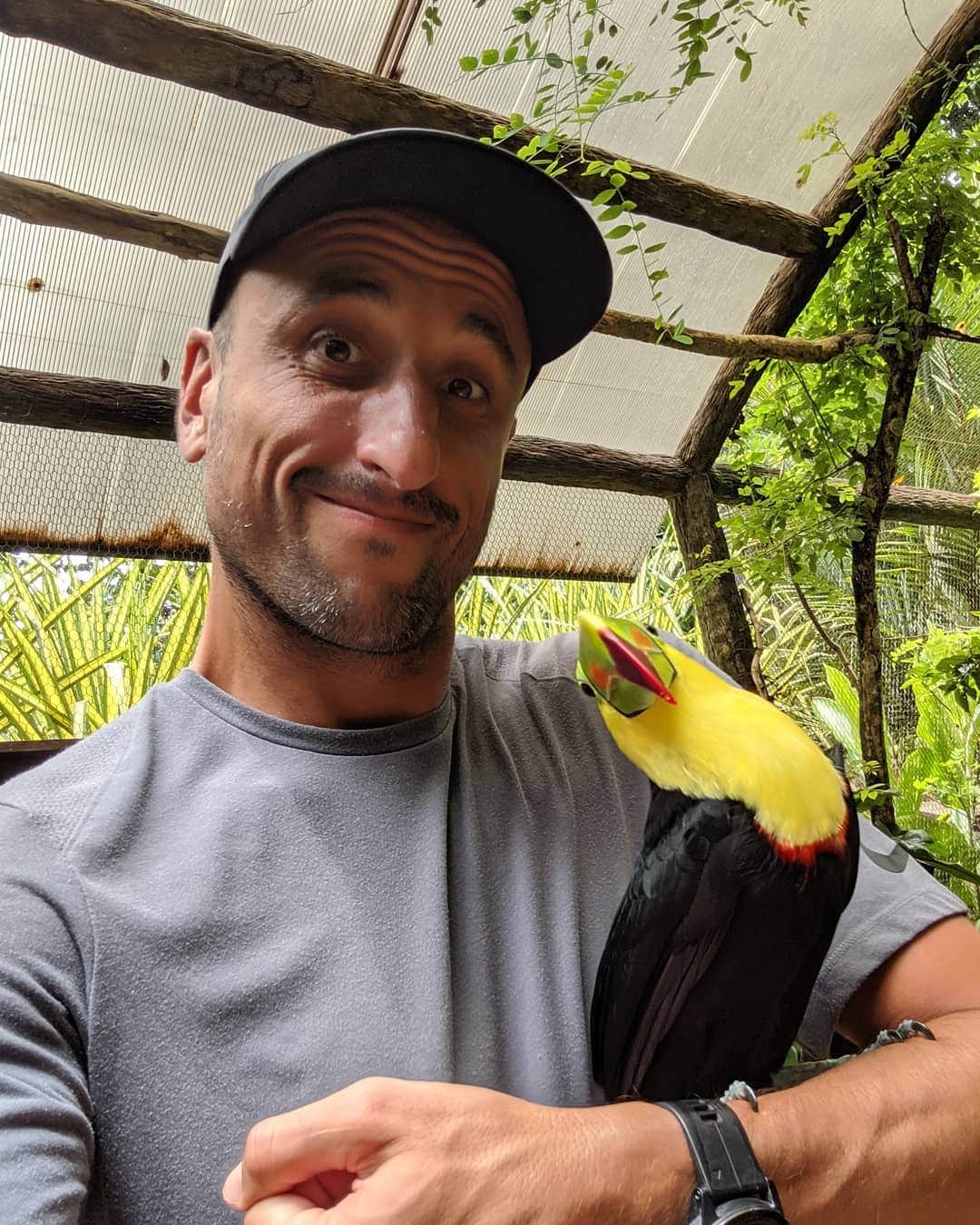 マヌ・ジノビリのインスタグラム：「🇺🇲 Found a new bro in Costa Rica! 😜 #twinbeaks 😂 🇦🇷 Encontré un hermanito en Costa Rica! 😜 #gemelos #picotones」
