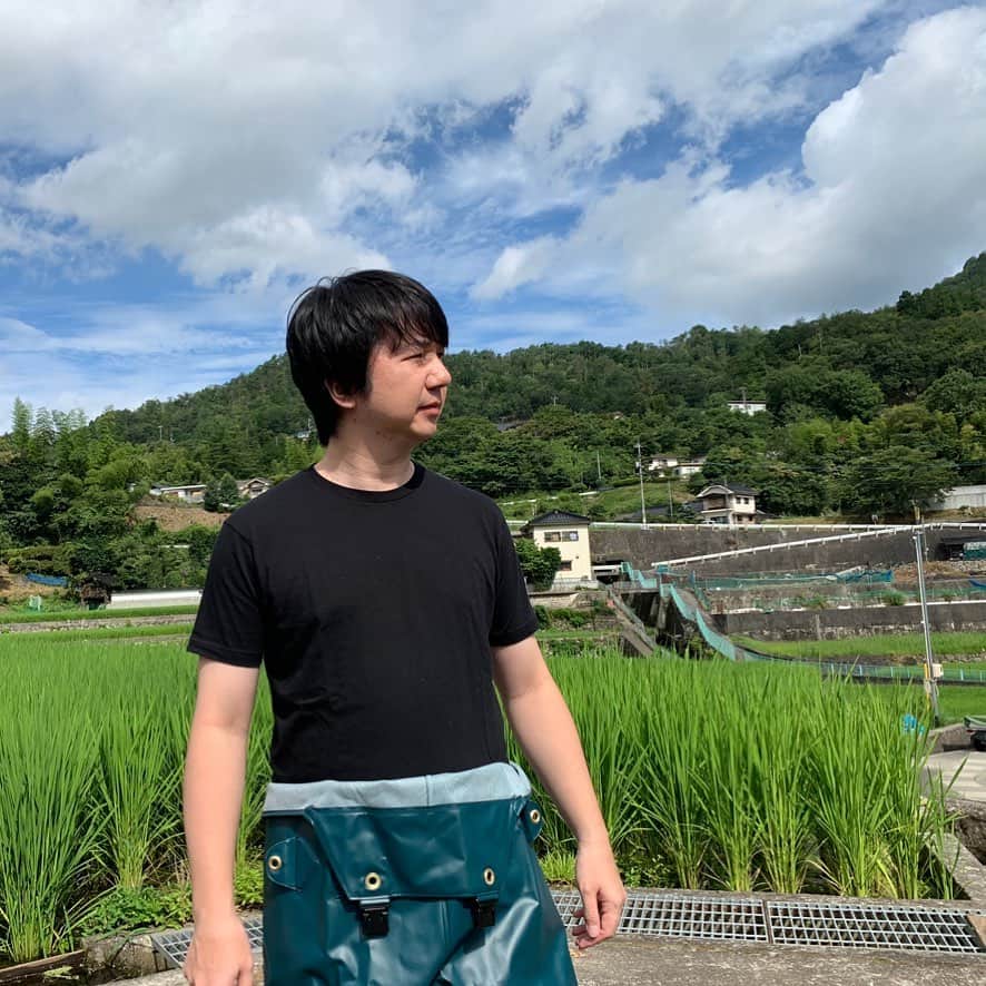 のインスタグラム：「Dearボスロケ。朝一この格好。濡れていい格好。やな予感。#広テレ」