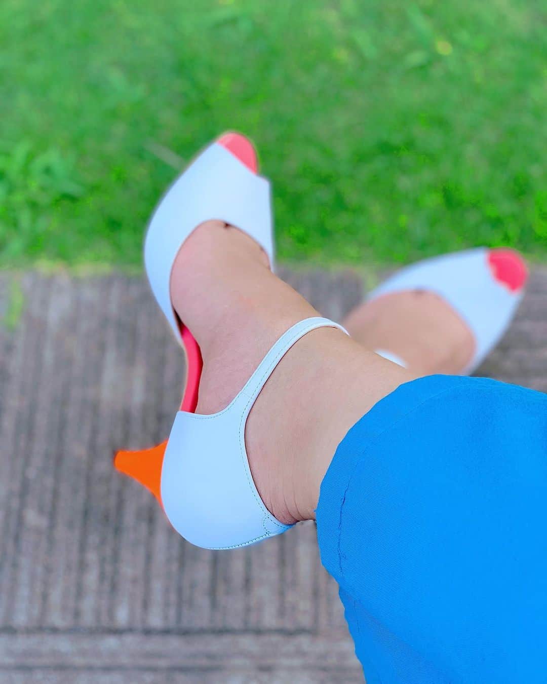 長嶺菜菜子のインスタグラム：「﻿ 間違い探し🤪﻿ ﻿ ﻿ 1枚目と2枚目﻿ 何が違うでしょー🤪﻿ ﻿ ﻿ むふふ🤩﻿ ﻿ ﻿ ﻿ ﻿ TVでも話題の付け替えヒールから﻿ サンダルが発売されてた👠😍﻿ @famzon_official﻿ ﻿ ﻿ ヒールがワンタッチで簡単に付け替え出来て﻿ 雰囲気を変えれて楽しめるヾ(*･∀︎･*)ﾉﾞ﻿ ﻿ ﻿ これね組み合わせは3000通り以上あってさ﻿ 何足か持ってたらシューズクローゼットも少ないスペースで済むよね🧚‍♀️﻿ ﻿ ﻿ TPOに合わせて﻿ 仕事の時はシンプルに﻿ アフターファイブは自分の好きなカラーに﻿ ﻿ ﻿ めちゃくちゃテンションあがるやつ🤩🤩🙌﻿ ﻿ ★------------------------------------------------☆ ﻿ #沖縄人 #うちなんちゅ﻿ #着せ替えヒール﻿ #履きやすい靴﻿ #靴コーディネート﻿ #ファムゾン ﻿ #famzon」
