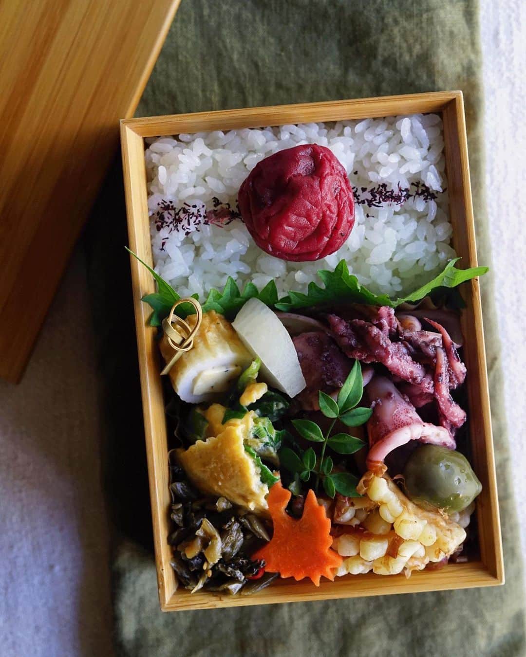 Ryoko Yunokiのインスタグラム：「+ + + Soy-simmered squid bento/烏賊の醤油煮弁当 . *rice and umeboshi *soy-simmered squid *chikuwa and cheese *Chinese chives omelette *bitter gourd salad with bonito flakes *green olive *pickled daikon radish . ＊ご飯と梅干し ＊烏賊の醤油煮 ＊竹輪チーズ ＊ニラ卵 ＊ゴーヤのお浸し ＊グリーンオリーブ *べったら漬け + + + #bento #お弁当 #丸の内弁当 #f52grams #公長齋小菅」