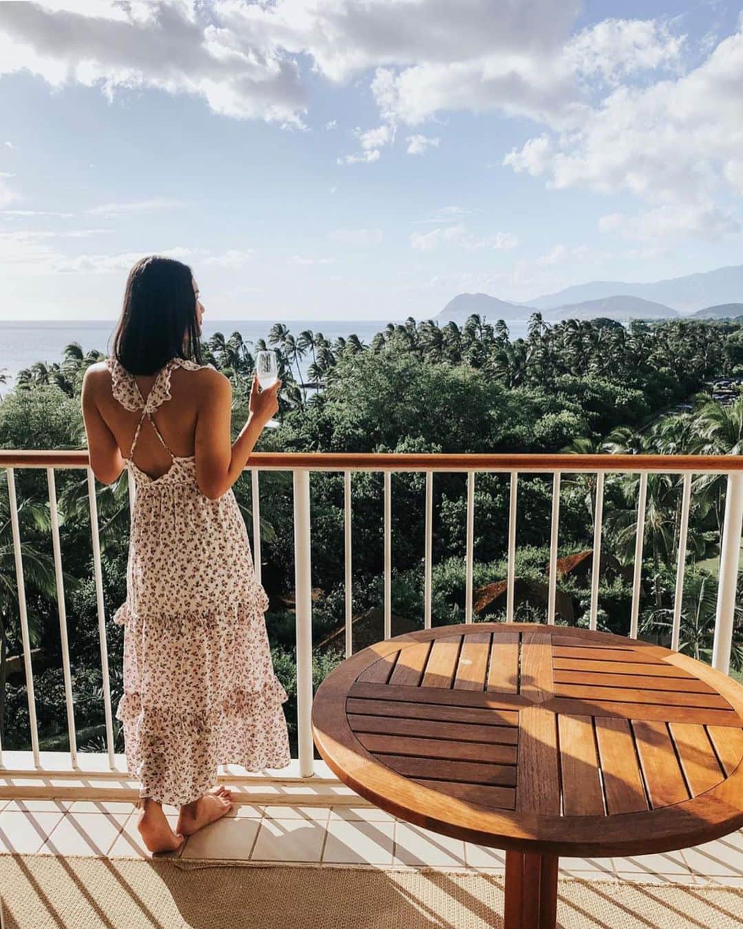 ブルーライフのインスタグラム：「vaycay vibes in the valerie maxi dress by @shopbluelife 🌴」