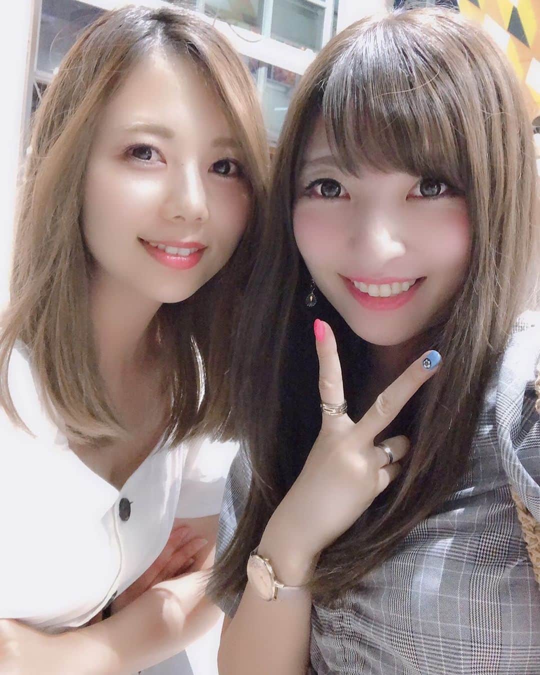 西村季里子のインスタグラム：「・ きのうは本当に久しぶりに のんちゃんと会えた🥺💓 のんちゃんが現れただけで ちょっとうるうるした（笑） そしたらわたしの話を聞きながら のんちゃんは泣いてた😂 10代の頃から本当にお姉ちゃんのように たくさん支えて守ってくれてありがとう💓 それにしても、 年々若くなるのんちゃん 本当にすごいと思う！（笑） わたしも見習って綺麗になりたい👑 #久々#再会#感動#うるうる#🥺 #女子会#焼き鳥#幸せ#渋谷#お姉ちゃん #ストレートヘア#ミディアム #美容院 #follow#followme」