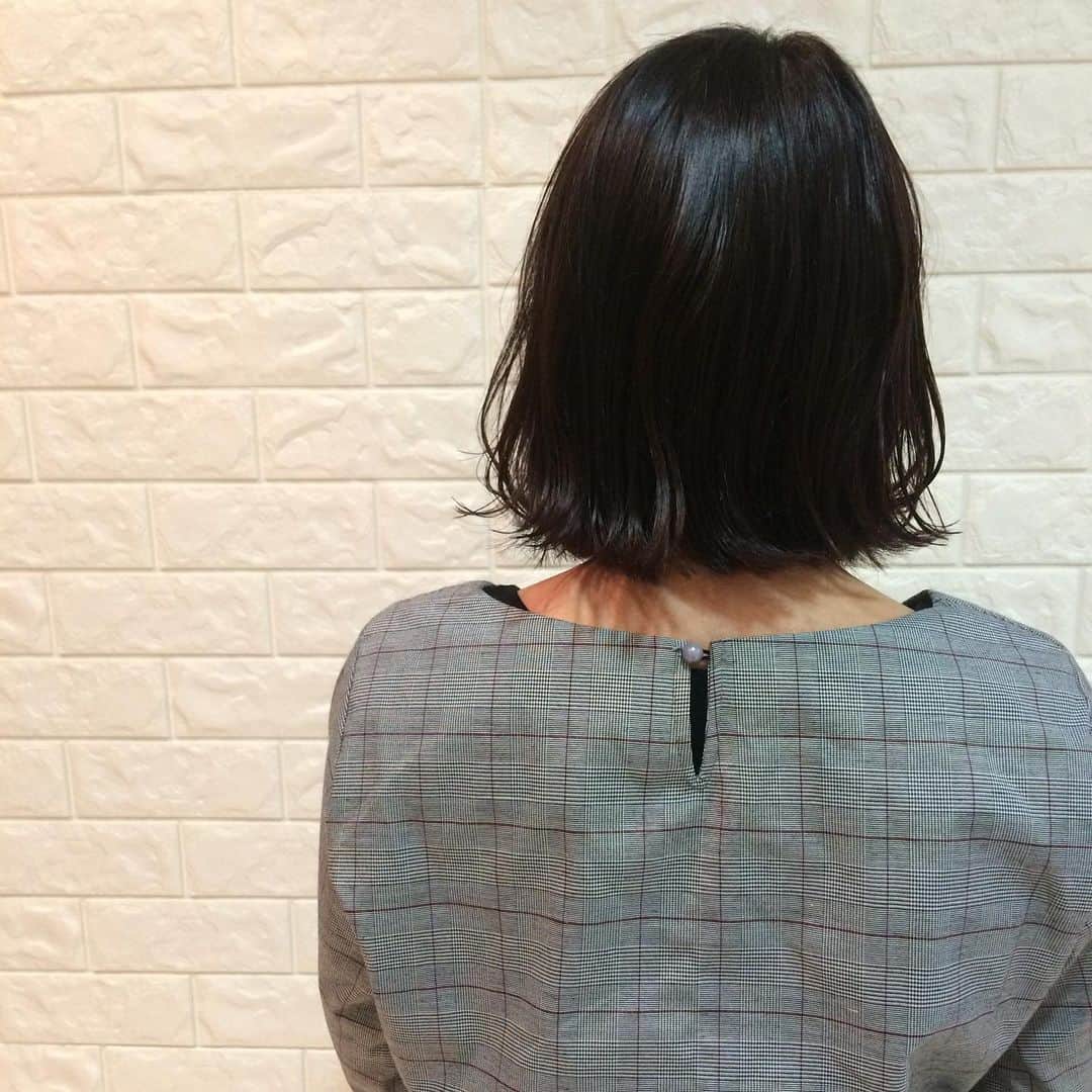 【北堀江・美容室 peaks hair】のインスタグラム：「外ハネボブ☆ 定番だけどスタイリングがラクで 人気のスタイルです(^^) #peakshair #ピークスヘアー#堀江#北堀江#美容室##Instahair#hairstyle#Instafashion#イルミナカラー#小顔#美意識#おしゃれな人と繋がりたい#おしゃれ#お洒落#ヘアアレンジ#ヘアスタイル」