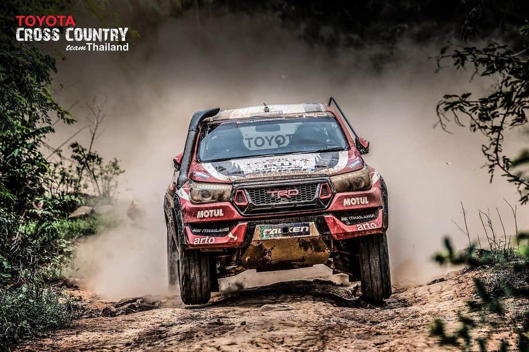 Toyota team thailandさんのインスタグラム写真 - (Toyota team thailandInstagram)「TOYOTA Cross Country team Thailand ส่งรถ Hilux Revo 2 คัน ลงแข่งแรลลี่รายการใหญ่ Asia Cross Country Rally 2019 เส้นทางไทย-พม่า กว่า 2,300 กม. (พัทยา-นครนายก-กำแพงเพชร-แม่สอด-พะอาน-เนปิดอว์) วันที่ 10-16 สิงหาคมนี้ Car No.105: มานะ พรศิริเชิด // กิตติศักดิ์ กลิ่นจันทร์ Car No.111: จรัส แจ้งกมลกุลชัย // ชูพงศ์ ไชยวรรณ โดยมีรถเข้าร่วมรายการทั้งหมด 34 คัน จากทีมแข่ง 8 สัญชาติ เป็นกำลังใจให้พวกเราด้วยนะครับ #อยากเห็นคนไทยหัวใจมอเตอร์สปอร์ต #TeamWork #TOYOTAteamThailand #CheerThai #ThaiPride #ไม่เชียร์ไทยแล้วจะเชียร์ใคร #แข่งรถ #นักแข่ง #ทีมคนไทย #Car #RaceCar #Racing #Revo #CrossCountry #Rally」8月8日 9時38分 - toyotagazooracingteamthailand