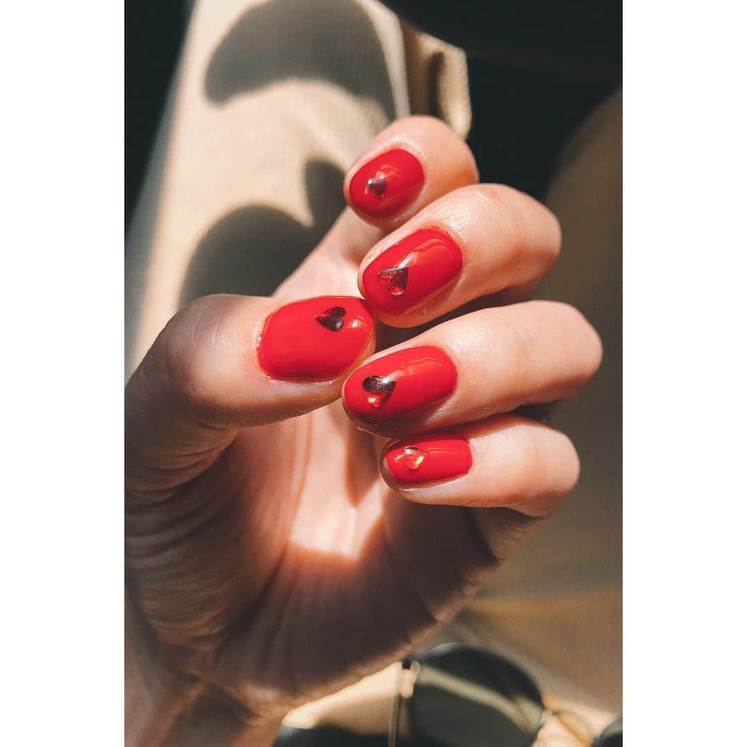 eriさんのインスタグラム写真 - (eriInstagram)「爪はミンテンに合わせて赤くした。 この前買ったハートのモチーフものっけた。やっぱり赤い爪ってあがるう♥️♥️♥️♥️♥️ #eriNAILmemo」8月8日 9時39分 - e_r_i_e_r_i