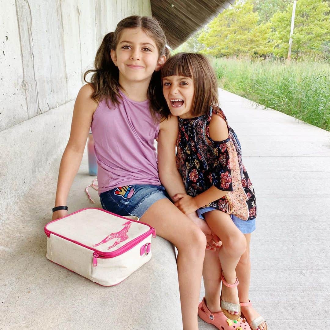 Ilana Wilesさんのインスタグラム写真 - (Ilana WilesInstagram)「Mazzy and Harlow just received a box of new summer clothes from @stitchfixkids which is great because you should see what Mazzy's summer wardrobe looks like after four weeks at sleep-away camp. 😱😱😱 No amount of detergent will save it. Harlow’s clothes have not fared much better at her sports camp. She comes home looking like she spent the day rolling around in dirt and sunscreen. Her bright purple sneakers somehow look light gray. This week, Mazzy is taking stop motion animation camp and Harlow is taking art camp at a museum, so I'm thrilled to put them in fresh clean clothes! My favorite thing about @stitchfixkids is that they have totally nailed both Mazzy and Harlow's individual styles. You can watch their unboxing on my story and go to the link in my bio to sign your kids up for their first fix! #stitchfixpartner」8月8日 9時50分 - mommyshorts