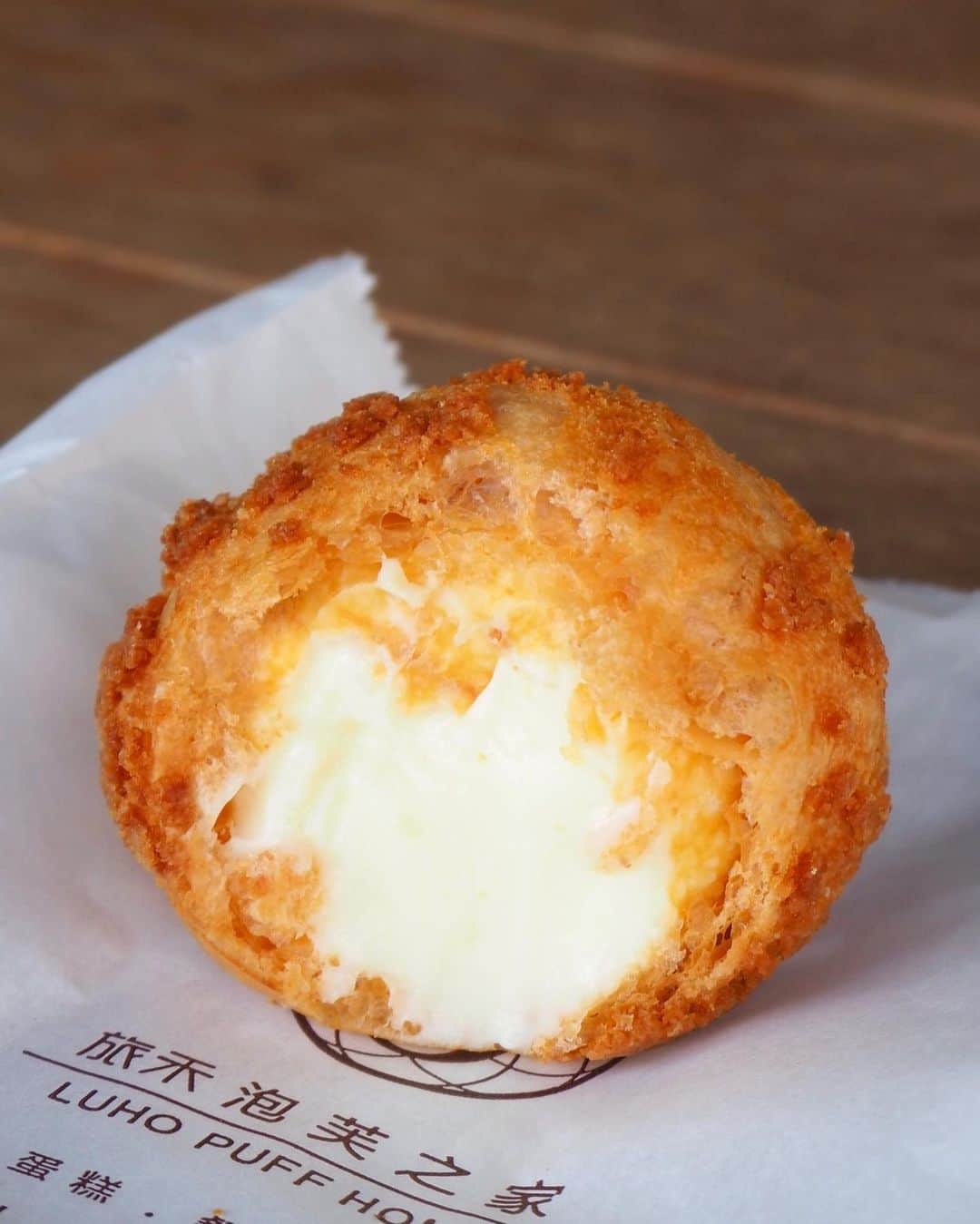 Li Tian の雑貨屋さんのインスタグラム写真 - (Li Tian の雑貨屋Instagram)「It only takes a little puff like this to get things crackin’. Saw crowds of people queuing for this humble choux despite the sweltering heat. Their signature cream puff comes in two flavors, milk and chocolate, which are advised to be consumed fresh immediately. The shell was thin and crackly but the custard was on the denser, curdy side. Nonetheless, it’s not a bad deal for NT15 bucks • • • #dairycreameatstw #taiwan #台中美食 #台中#taichung #desserts #igersjp #sgfoodies #台湾 #yummy #igfood  #foodporn  #instafood #burpple #sgfoodies #gourmet #カフェ  #bonappetit #cafe #ケーキ #デザート #スイーツ #cake #delicious #tea #sweets #台中 #台湾美食 #travel」8月8日 9時45分 - dairyandcream