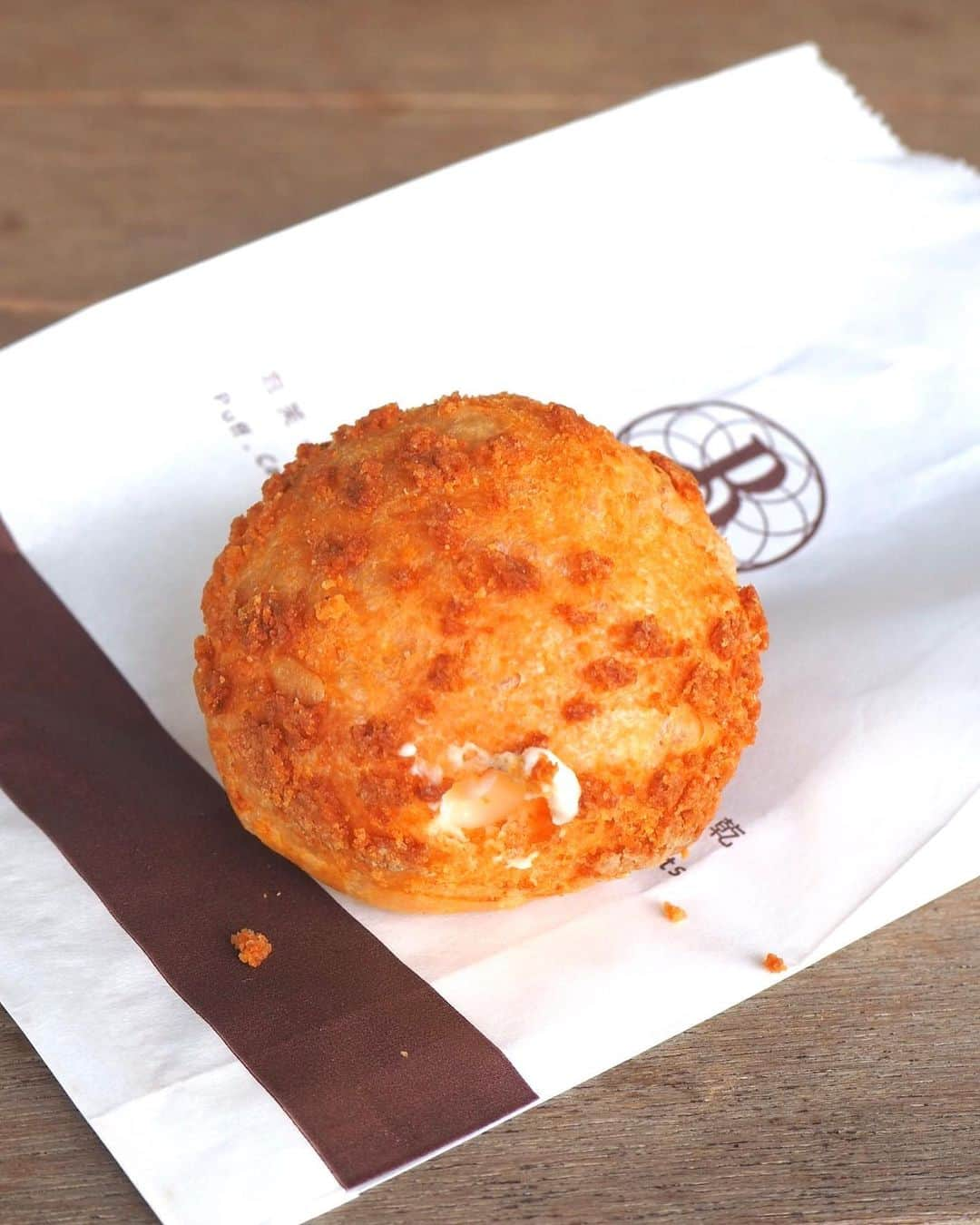 Li Tian の雑貨屋さんのインスタグラム写真 - (Li Tian の雑貨屋Instagram)「It only takes a little puff like this to get things crackin’. Saw crowds of people queuing for this humble choux despite the sweltering heat. Their signature cream puff comes in two flavors, milk and chocolate, which are advised to be consumed fresh immediately. The shell was thin and crackly but the custard was on the denser, curdy side. Nonetheless, it’s not a bad deal for NT15 bucks • • • #dairycreameatstw #taiwan #台中美食 #台中#taichung #desserts #igersjp #sgfoodies #台湾 #yummy #igfood  #foodporn  #instafood #burpple #sgfoodies #gourmet #カフェ  #bonappetit #cafe #ケーキ #デザート #スイーツ #cake #delicious #tea #sweets #台中 #台湾美食 #travel」8月8日 9時45分 - dairyandcream