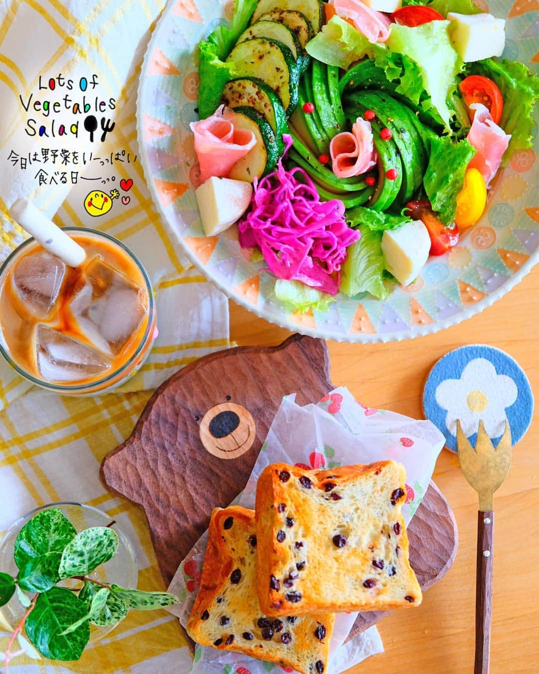 なっつ。さんのインスタグラム写真 - (なっつ。Instagram)「2019.8.8.thursday PUNICAFE LUNCH. ❁ある日のおうちごはん♬ ・野菜たっぷりサラダ (アボカド・グリーンリーフ・ナチュラルチーズ 生ハム・ミニトマト・紫キャベツのマリネ・ズッキーニ) ・やまぶどう入りムー(なんとかプレッソ) ・アイスカフェラテ ❁ アボカド🥑が大好きで 消費量がすごいので #COSTCO で5個入りを買ってきた♪ コストコのアボカドは青臭さがなくって クリーミーで美味しい😊 アボカドって買うの失敗したときの ショックったらすごいから😭(笑) COSTCOで買うのは2回目ですが はずれに当たった事がないです。 固めだから家で熟すまで 待たなきゃいけないので 今日食べたい！には不向きだけど😂 . そして気になってた #ナチュラルチーズ のミニブリー 。 個包装なのも嬉しいし、 スーパーで買うよりお得ー♬ ナチュラルチーズが苦手なとぅちゃんも これなら食べれるっていうくらい 癖がなくって食べやすく美味しい😘 アボカドメインの野菜たっぷりサラダ🥑🥑 ナチュラルチーズも切ってのっけました♪ . #なんとかプレッソ で買ってあった やまぶどう入りのムーも美味しかった♡ バターの香りがたまらん♡ 野菜いっぱい食べて気分もリフレッシュ🙌 ごちそうさまでした♬  #なっつのコストコ購入品 ・ ・ ・ #コストコ#コストコ購入品#今週もいただきます#なっつごはん🍚」8月8日 9時45分 - punipopo