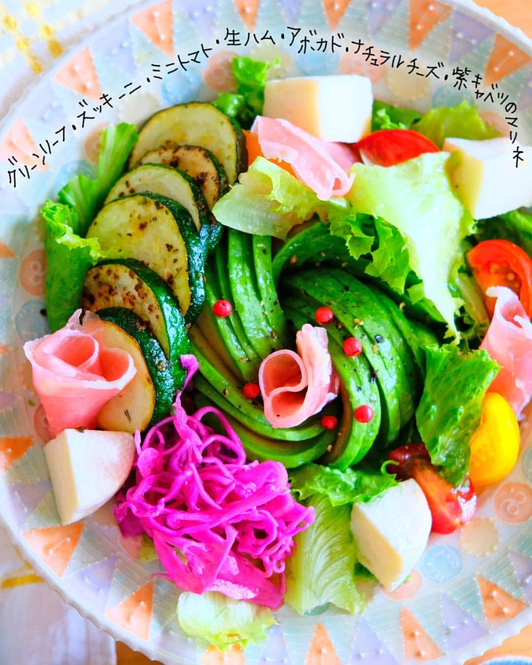 なっつ。さんのインスタグラム写真 - (なっつ。Instagram)「2019.8.8.thursday PUNICAFE LUNCH. ❁ある日のおうちごはん♬ ・野菜たっぷりサラダ (アボカド・グリーンリーフ・ナチュラルチーズ 生ハム・ミニトマト・紫キャベツのマリネ・ズッキーニ) ・やまぶどう入りムー(なんとかプレッソ) ・アイスカフェラテ ❁ アボカド🥑が大好きで 消費量がすごいので #COSTCO で5個入りを買ってきた♪ コストコのアボカドは青臭さがなくって クリーミーで美味しい😊 アボカドって買うの失敗したときの ショックったらすごいから😭(笑) COSTCOで買うのは2回目ですが はずれに当たった事がないです。 固めだから家で熟すまで 待たなきゃいけないので 今日食べたい！には不向きだけど😂 . そして気になってた #ナチュラルチーズ のミニブリー 。 個包装なのも嬉しいし、 スーパーで買うよりお得ー♬ ナチュラルチーズが苦手なとぅちゃんも これなら食べれるっていうくらい 癖がなくって食べやすく美味しい😘 アボカドメインの野菜たっぷりサラダ🥑🥑 ナチュラルチーズも切ってのっけました♪ . #なんとかプレッソ で買ってあった やまぶどう入りのムーも美味しかった♡ バターの香りがたまらん♡ 野菜いっぱい食べて気分もリフレッシュ🙌 ごちそうさまでした♬  #なっつのコストコ購入品 ・ ・ ・ #コストコ#コストコ購入品#今週もいただきます#なっつごはん🍚」8月8日 9時45分 - punipopo