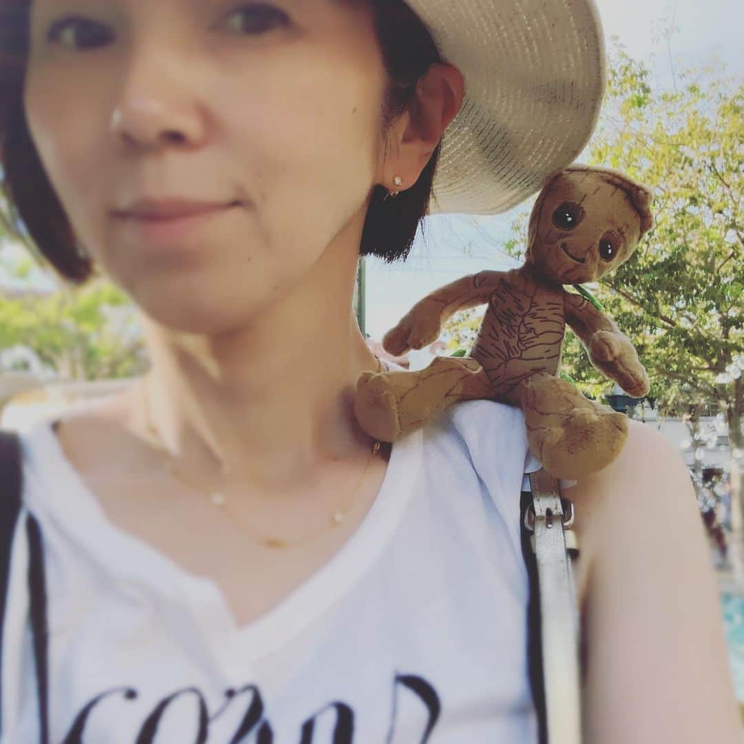 渡辺満里奈さんのインスタグラム写真 - (渡辺満里奈Instagram)「カリフォルニアディズニーで見つけたこの子。「ガーディアンズ オブ ギャラクシー」のキャラクター、グルート🌱 なんて愛らしいぬいぐるみなの！と思って肩に乗せてたけど、夢の国を一歩出ると完全に痛めな感じで😂 ★ #恐るべし #夢の国マジック！ #化粧もすっかり落ちてるしね」8月8日 10時00分 - funnyfacefunny