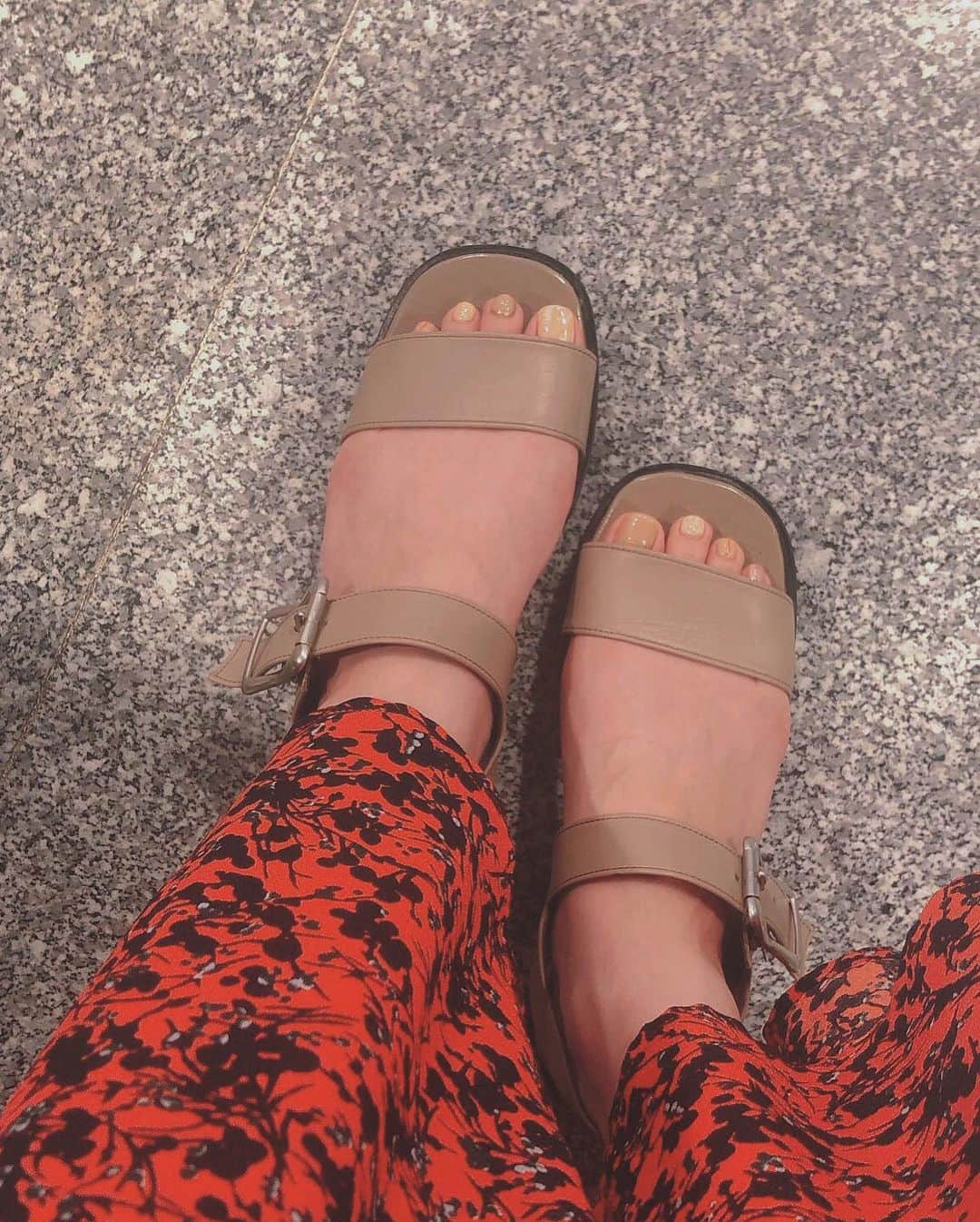 大政絢さんのインスタグラム写真 - (大政絢Instagram)「one-piece @velnica_japan  bag @balenciaga  shoes @intimite_onemile  この靴はたくさん歩くときに本当に頼りになる☀️ #今日の絢服 いつかのです笑」8月8日 9時55分 - aya_omasa_official