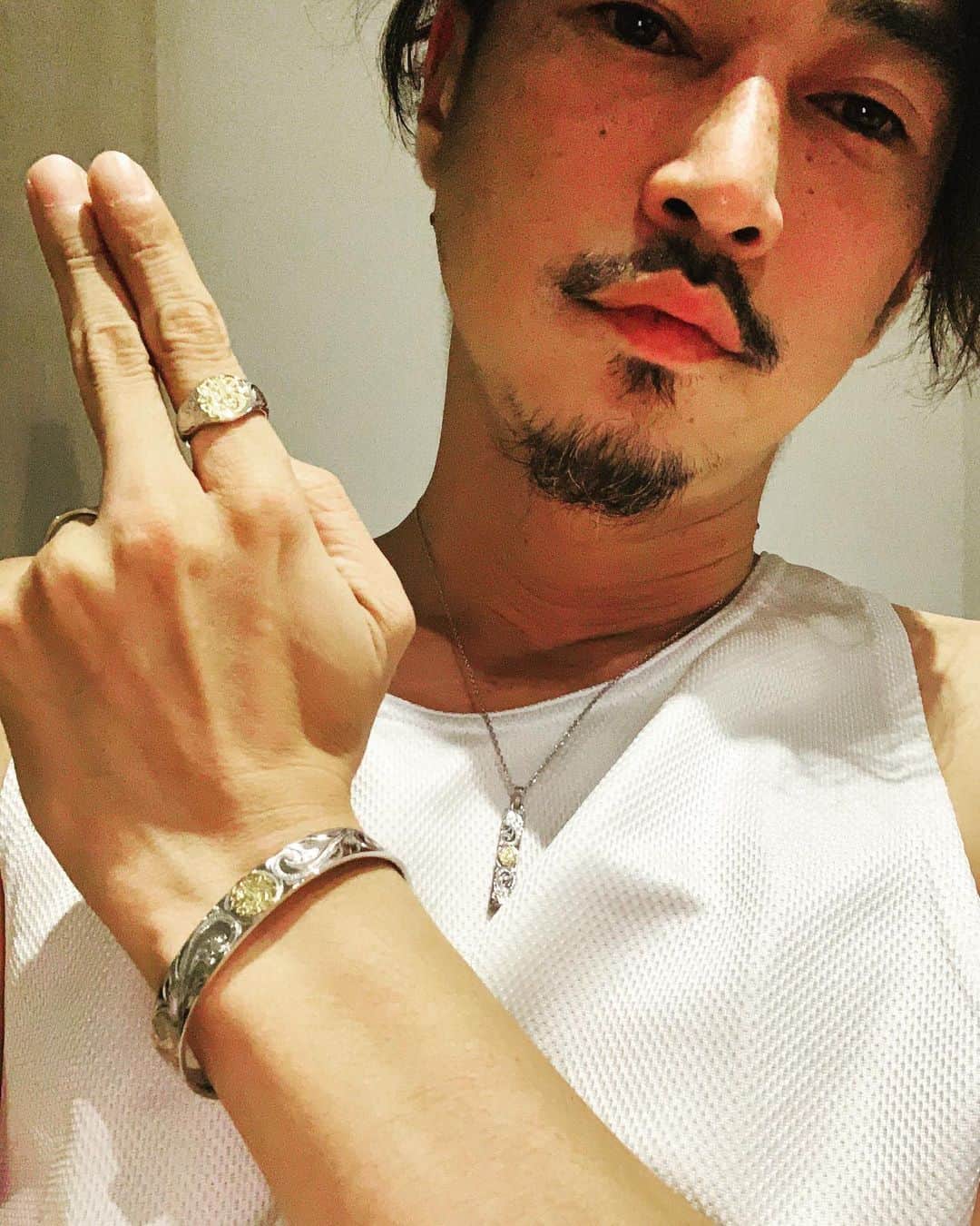 窪塚洋介のインスタグラム：「@irie_beach also gave me some accessories. I wanna trip to Hawaii,,, #iriebeach #hawaiianjewelry #yosukekubozuka」