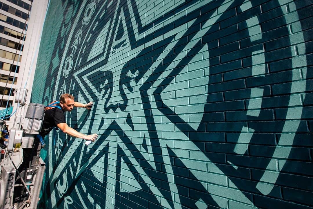Shepard Faireyさんのインスタグラム写真 - (Shepard FaireyInstagram)「Day 5 in #Vancouver!⁠ ⠀⠀⠀⠀⠀⠀⠀⠀⠀⁣⠀⁣⠀⠀⠀⁠⠀⁠⠀⁠⠀⁠⠀⁠ The amazing thing about creating big murals is that they interact with the entire city, and can change the entire cityscape. People can encounter art in their daily lives without stepping into a gallery or museum.⁠ ⠀⠀⠀⠀⠀⠀⠀⠀⠀⁣⠀⁣⠀⠀⠀⁠⠀⁠⠀⁠⠀⁠⠀⁠ My team and I have been working on this "Earth Justice" mural all week, which is meant to spread the message of treating the Earth gently and being an Earth champion. I'm looking forward to sharing the final shots with you once it's complete. If you're in the area, join us tomorrow for the opening reception of "Facing the Giant: Three Decades of Dissent" with @burrardarts. August 8th from 7pm - 11pm at BAF Gallery, 258 East 1st Avenue. Visit the link in bio for more details. Thanks for caring!⁠ - Shepard⁠ ⠀⠀⠀⠀⠀⠀⠀⠀⠀⁣⠀⁣⠀⠀⠀⁠⠀⁠⠀⁠⠀⁠⠀⁠ #FACINGTHEGIANT #Vancouver #obey #obeygiant #shepardfairey #30thanniversary⁠ 📷: @jonathanfurlong」8月8日 10時01分 - obeygiant