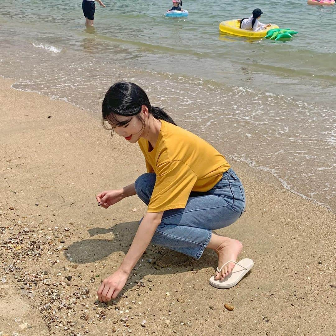 HOTPING公式アカウントさんのインスタグラム写真 - (HOTPING公式アカウントInstagram)「夏といえば、釜山といえば、海！！！ 気軽に着られるTシャツ×デニムで思いっきりはしゃげます🏖どちらも今日アップデートされたばかりの新作アイテムです！ − #海#ベーシックコーデ#カジュアル#シンプル#デニム#韓国好きな人と繋がりたい」8月8日 10時05分 - hotping_japan