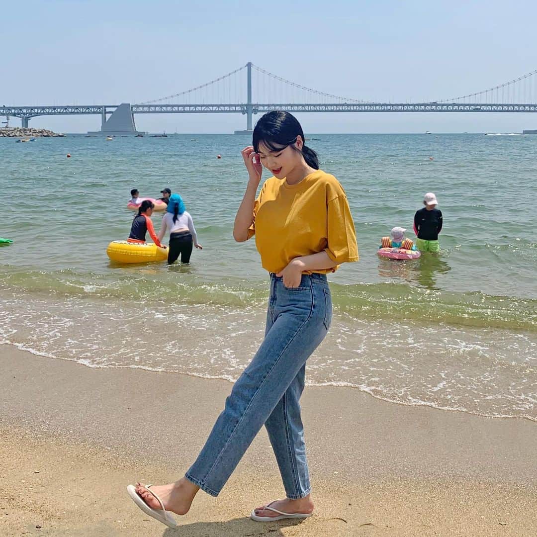 HOTPING公式アカウントさんのインスタグラム写真 - (HOTPING公式アカウントInstagram)「夏といえば、釜山といえば、海！！！ 気軽に着られるTシャツ×デニムで思いっきりはしゃげます🏖どちらも今日アップデートされたばかりの新作アイテムです！ − #海#ベーシックコーデ#カジュアル#シンプル#デニム#韓国好きな人と繋がりたい」8月8日 10時05分 - hotping_japan