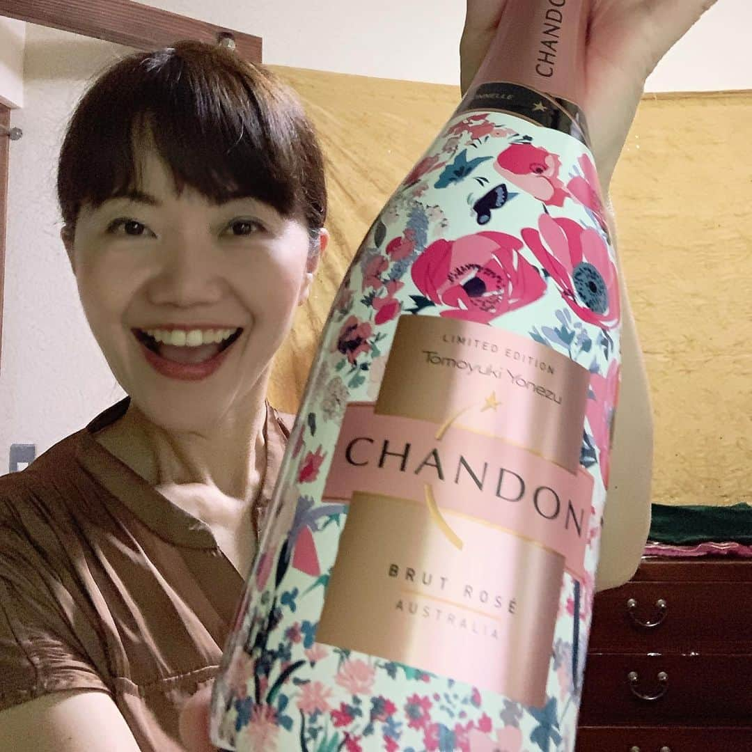 Yuka Mukaibayashiさんのインスタグラム写真 - (Yuka MukaibayashiInstagram)「昨日、誕生日のお祝いをいただきました！ . 突然お店の扉をノックする方が . なんと扉の向こうには素敵な方がプレゼントを持って現れてました。 . 素敵な方は女性ですよー^ ^ . ほんっとに嬉しいサプライズ❤️ . お酒強くないけど、皆んなと飲むのが好きな私 . とっても可愛いシャンパン✨✨✨ . 大事に一気に飲みたいと思います . ありがとうございます💕 . . . 身体を整え、コリや疲れもホッと楽に お顔も身体もリフトアップ . ブログとホームページはこちら ご覧ください♪ . ✨esthe Ruang ブログ https://ameblo.jp/ruang-esthe . ✨esthe Ruang HP http://ruang.jimdo.com . #シャンパン #誕生日プレゼント #嬉し過ぎ #エステるあん #大垣市 #タルミ #ほうれい線 #まぶたの下り #フェイシャル #プライベートサロン #完全予約制 #アンチエイジング #笑顔 #Ｏ2クラフト #ミレイ #高濃度酸素オイル #疲労回復 #小顔効果  #パワーレメディ #バランスリフト #肩こり #首こり #背中が重い #リフトアップ #女子力アップ  #むくみ #スッキリ」8月8日 10時09分 - ruang2013510