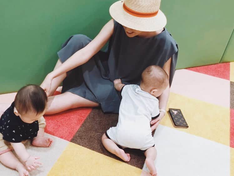 薗田杏奈さんのインスタグラム写真 - (薗田杏奈Instagram)「TORA & HIRO 👶🏼👶🏼お久しぶりなHIROくん♡既にイケメン確定な美しいお顔立ちなボーイくん🤤💜 TORAは絶賛昭和感満載ボーイ💛🧡w #オラTORAだよ#同い年だよ#1ヶ月違いなんだぜ#たくさん遊ぼうね ⠀ #Baby#mylove#TORAくん #赤ちゃん#男の子 #生後7ヶ月 #成長記録#育児記録」8月8日 10時10分 - love.byanna