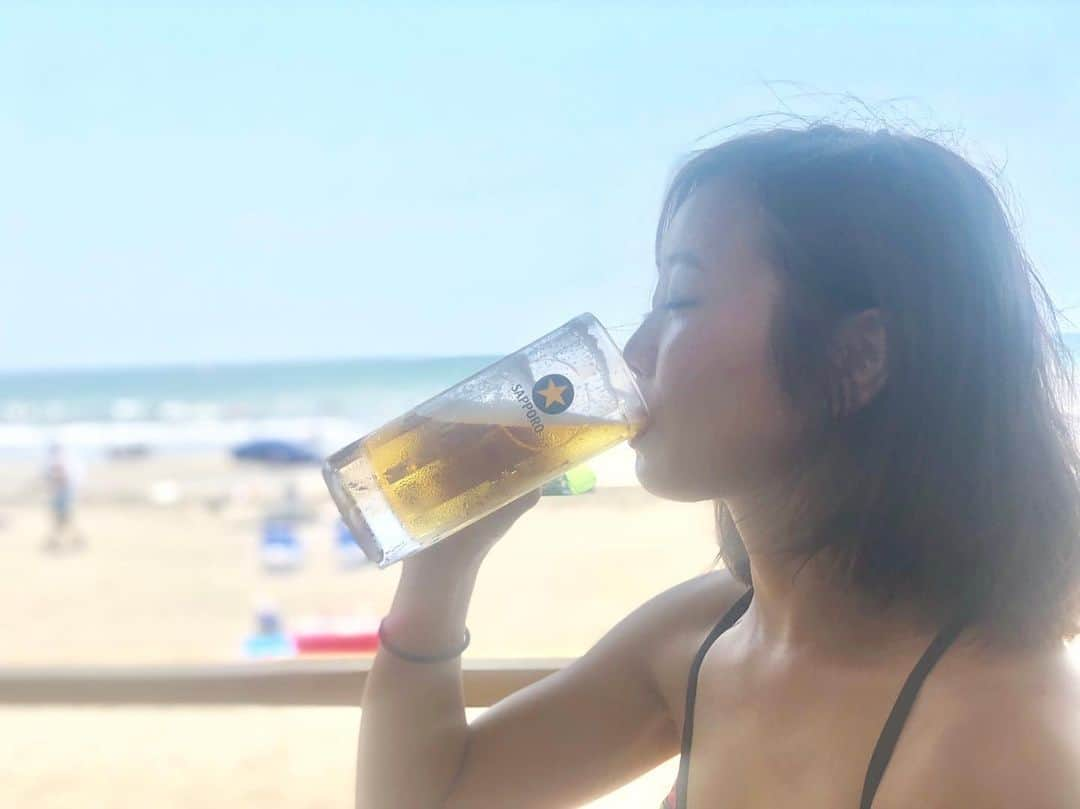 森詩織さんのインスタグラム写真 - (森詩織Instagram)「☺︎﻿ ﻿ ﻿ 海呑み🏖﻿🍺 ﻿ ﻿ #酒もり﻿ #ビール #かまくら茶屋まると #由比ヶ浜 #髪のボサボサはご愛嬌」8月8日 10時26分 - mori_shiori