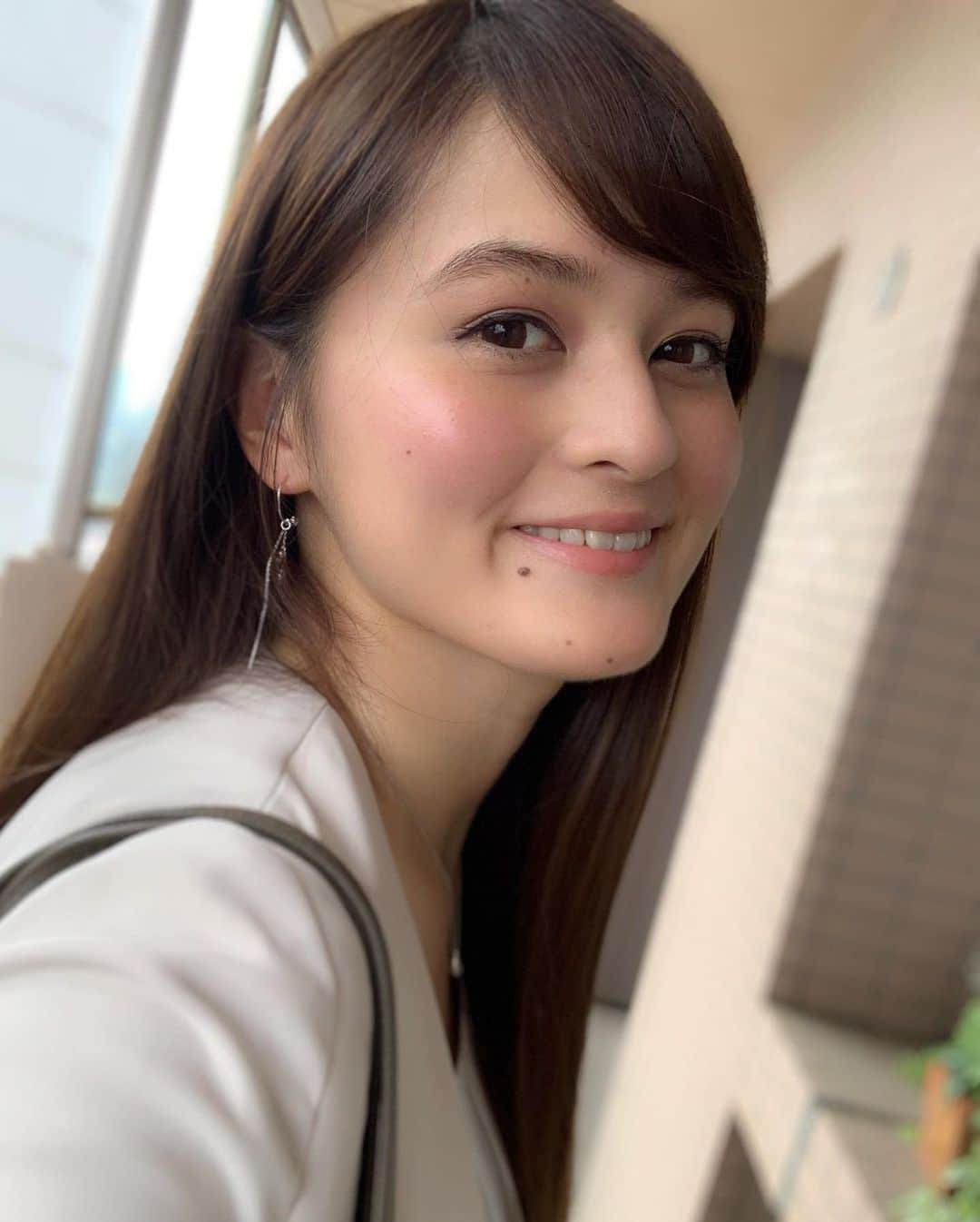 奥山夏織さんのインスタグラム写真 - (奥山夏織Instagram)「さぁ、今日も打ち合わせがあるので元気に仕事に行ってきます🙋‍♀✨ ・ 打ち合わせがある時のメイクはちゃんとしていくので、 今回は#コフレドール の#マルチデザイニングパレット (01モードグロウ)で出勤❤️ ・ 4色ともチーク・リップ・ハイライト・アイシャドウとしてどの部位にも自由に使用できるので、 ワントーンで大人っぽくしてみました✨ ・ 最近のトレンドはツヤメイクで、#マルチデザイニングパレット  は乾いた肌にも優しくなじむオイルベース処方なので、 血色感ある美しいツヤ肌仕上がりになります☺️ ・ 特に右下の「トゥインクルカラー」は名前の通りで、 星空のきらめきのような美しいツヤを与えますよ✨ ・ これで１つで様々なパターンのメイクができるので、 私はオンオフで使い分けていますよー♪ ・ 2019年9月1日に数量限定発売のようです❣️ 商品名は「コフレドール　マルチデザイニング パレット」💓 WEBでは8/6から先行発売中！ メイク好きな方は要チェック🔍✨ ・・・ #コフレドール  #coffretdor #夜空ツヤ #twinklenightcollection #夜空ツヤメイク #マルチデザイニングパレット #pr #メイク #コスメ  #おすすめコスメ #ツヤメイク #OLメイク #オフィス用メイク」8月8日 10時23分 - okuyama_kaori