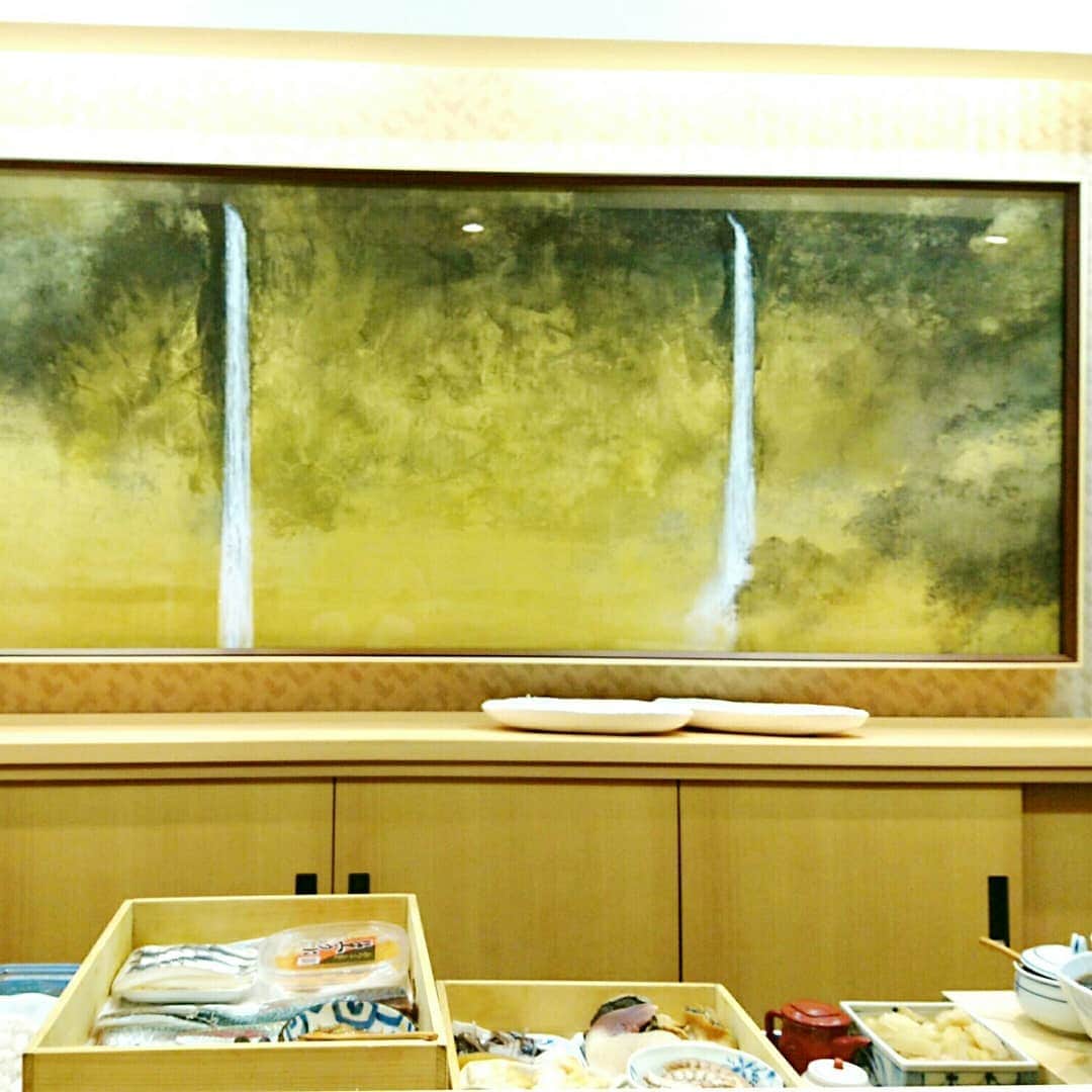 丹野みどりさんのインスタグラム写真 - (丹野みどりInstagram)「先日のお食事会。  現在のプロジェクトの進捗状況も伺ったりなどしました。  うまく進みますように😌  お世話になっている日本画家の木村光宏先生の絵を前に頂くお鮨はまた格別です。  #鮨#日本画#食事会#sushi」8月8日 10時23分 - midorimarron