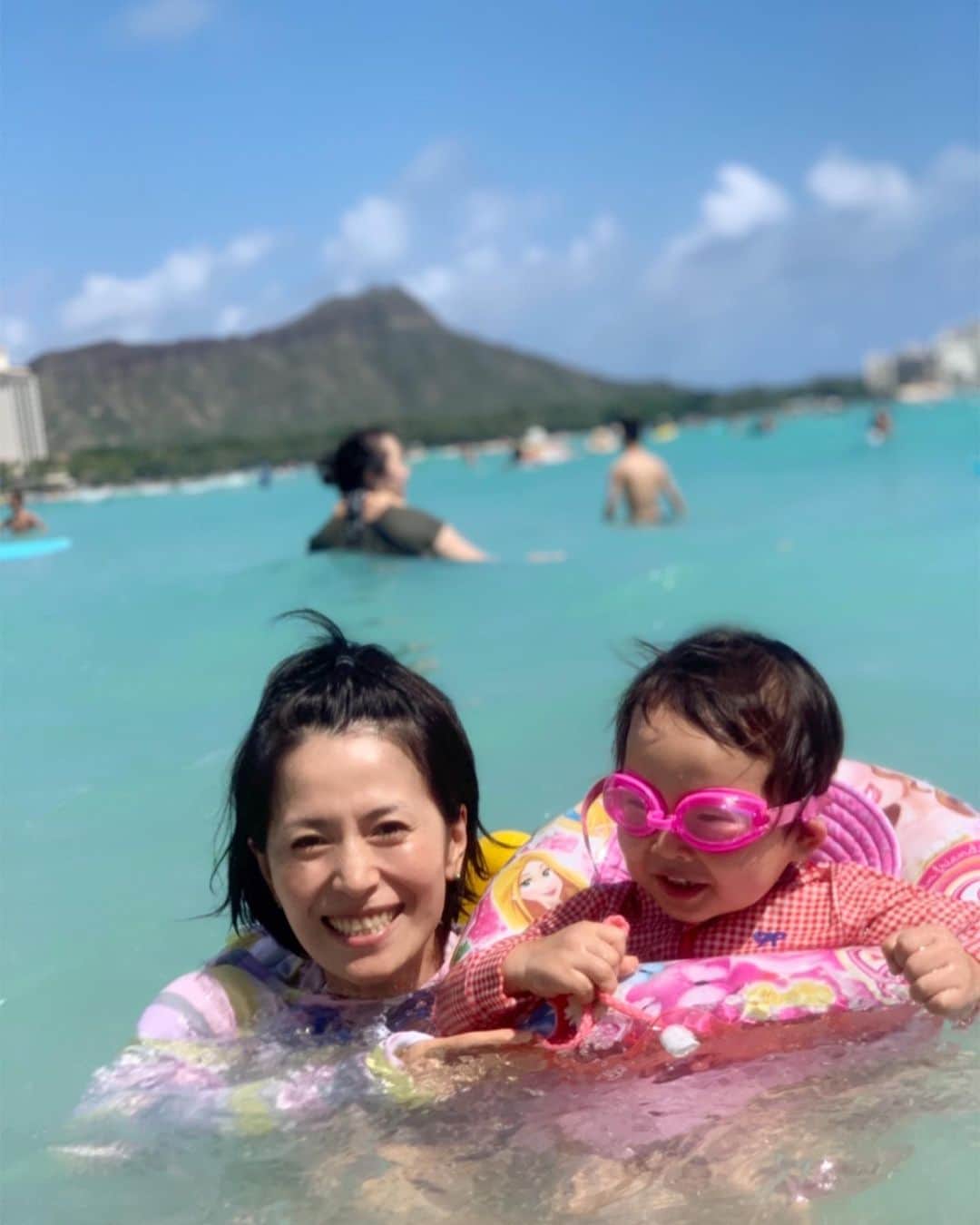 揚田亜紀のインスタグラム：「＃ハワイにきてまーす♩ #やっぱり楽しすぎ！ #今回の最大の目的はあのプールにはいること！ #USAトゥデイ紙「2018年全米ベスト・ホテルプール10」の投票で第1位に選出 #淡水のインフィニティ・エッジ・プール #環境にも肌にも優しい最新鋭の塩素処理システムが導入 #水は絹のように軟らかく、肌の乾燥や刺激を最小限に抑えます、だって！早く入りたい！ #インフィニティ・エッジ・プール ＃16歳以上  #2歳#2歳児#からて#空手キッズ#女の子ママ#育児 #育児日記#港区#港区ママ#インスタ映え#baby#cute#cutebaby」