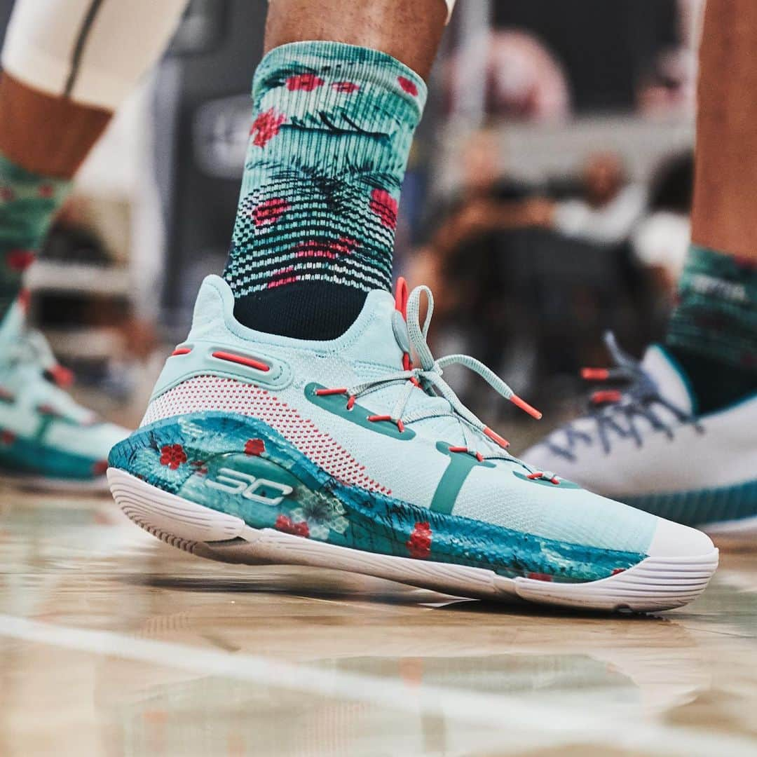 Under Armour Basketballさんのインスタグラム写真 - (Under Armour BasketballInstagram)「Keep the summer vibes going with the Curry 6 SC30 Select Camp LE.  Available 8.16 EXCLUSIVELY on the UA Shop App - download through the link in bio. 🌴🌺」8月8日 10時31分 - uabasketball