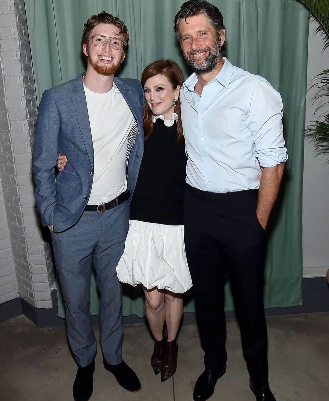 ジュリアン・ムーアさんのインスタグラム写真 - (ジュリアン・ムーアInstagram)「My guys! Yes I am short. And they are tall. So happy to be with them both.  #afterthewedding @sonyclassics @cal_freundlich @freundlich96 📸@imjmcarthy」8月8日 10時31分 - juliannemoore