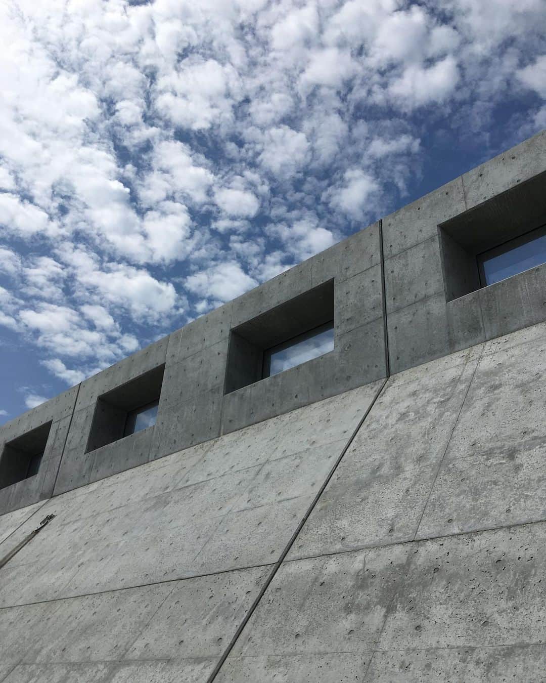 後藤正文さんのインスタグラム写真 - (後藤正文Instagram)「宮古。 城壁みたいな防潮堤。コンクリート製の現代アートのようでもある。 海は静かで、とても美しかった。」8月8日 10時40分 - gotch_akg