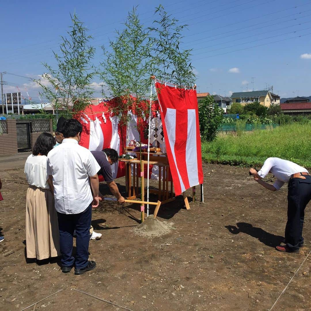 SH-Spaceさんのインスタグラム写真 - (SH-SpaceInstagram)「地鎮祭、行いました！ おめでとうございます㊗️ 建て替えにて、耐震等級最高レベルのゼロエネルギーハウスを着工します！  楽しみにしてくださいです！#SHーSpace # 東京 #ガレージのある生活 #注文住宅 #マイホーム #新築 #インテリア #住宅 #金属サイディング #家 #建築#工務店 #家づくり#house #マイホーム計画 #ワイドバルコニー #あきる野市 #ゼロエネルギーハウス #バイクガレージ #ガレージ  #自由設計 #施工事例 #設計 #住まい#home #木目サイディング」8月8日 10時53分 - sh_space.home