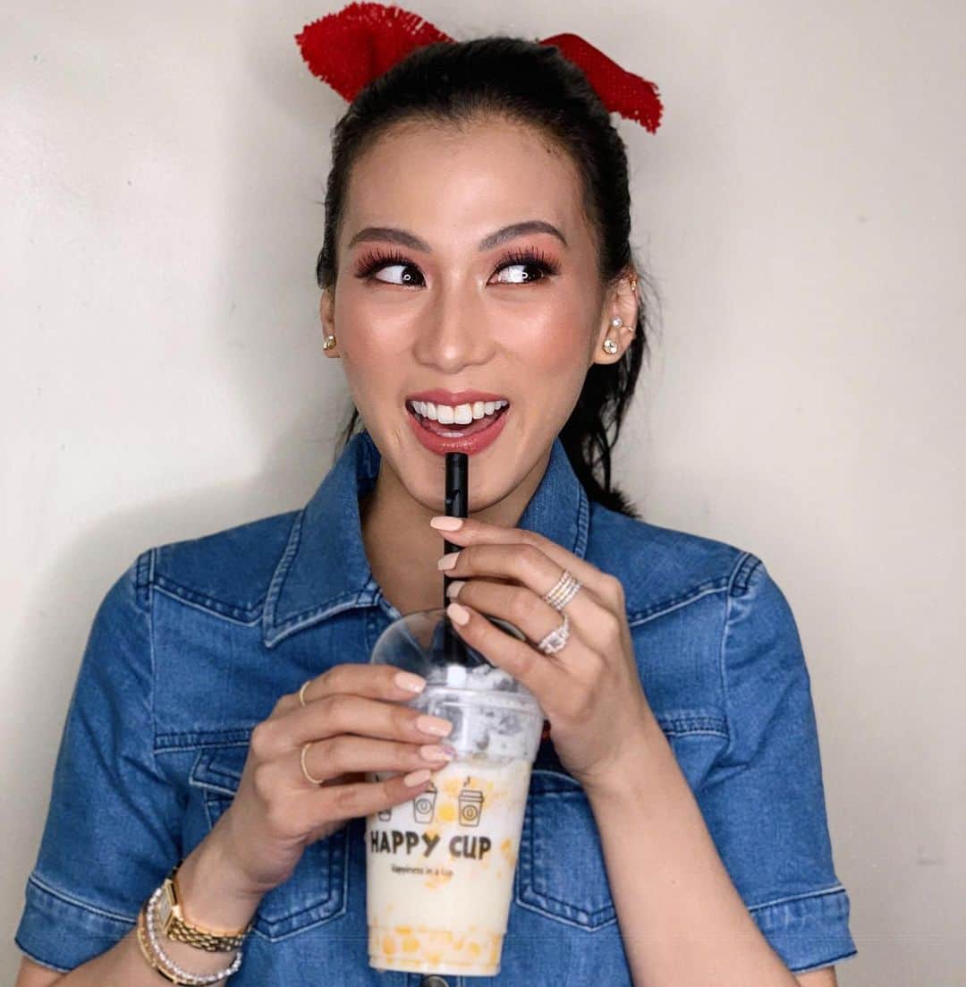 Alex Gonzagaさんのインスタグラム写真 - (Alex GonzagaInstagram)「Trying to be cute with my jag denim dress and ate B’s ribbon gift! Ayyy, happy cup’s mais con yelo still available though in some stores! Yes, “though” is part of my vocab. Wag ka mabibigla 😂」8月8日 10時59分 - cathygonzaga