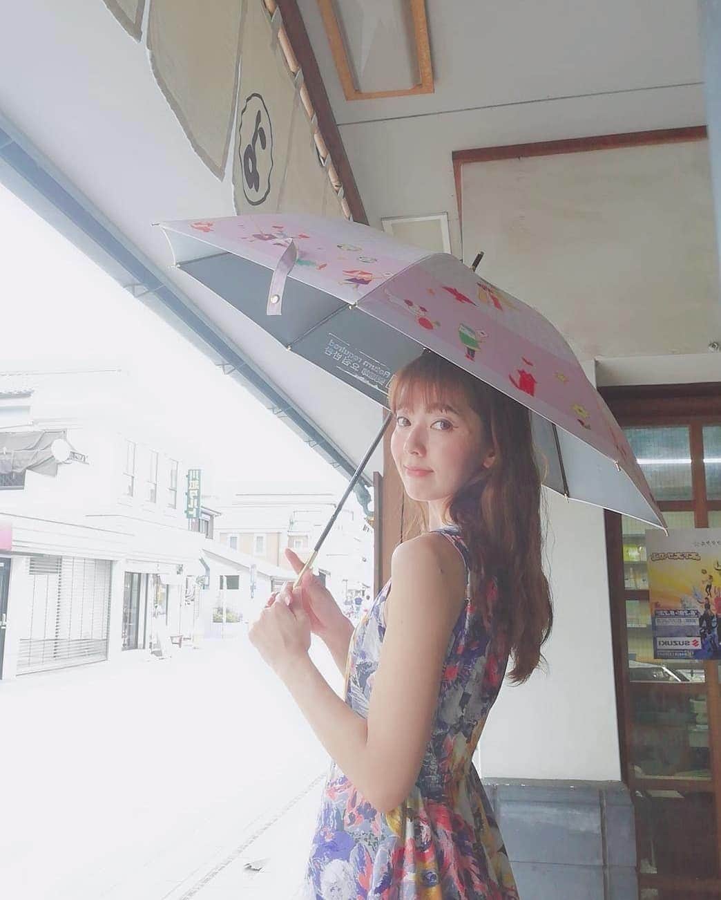 杉山由紀子のインスタグラム：「川越へいってきました✨ * ずっと気になってた、 川越氷川神社にある風鈴回廊へ💗 * ほんと夏を感じさせる音色に癒されました✨✨ * * 川越の駅から神社までは、 素敵な町並みも続いていて、 お散歩がてらほんと楽しめました✨ * しかも今は町に無料レンタルの日傘があって、 ほんとに助かる💗💗💗 * 何ヵ所かに置いてあって自由にお借りしてOK✨ * 戻す場所も借りれる場所なら 元のところじゃなくてもいいんです♫ * なんて親切な🙌✨✨ * インスタキャンペーンも今月末までやってるみたいだから是非みんな公式アカウントをフォローして( @tobu_art_train )〝#川越日傘″っていれて川越日傘の写真と撮って投稿してみてね✨ * * #川越日傘 #川越 #kawagoe #川越氷川神社 #神社 #風鈴回廊 #風鈴 #御朱印」