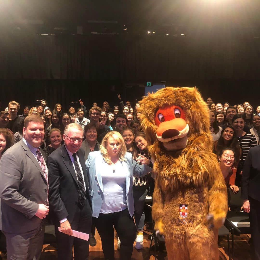 レベル・ウィルソンさんのインスタグラム写真 - (レベル・ウィルソンInstagram)「Such an honor to speak at UNSW in Sydney today and officially accept my award for Exceptional Alumni Achievement. It’s been 10 years since I graduated from my double degree in LAW/ARTS and was such a blast to come back and see such awesome students working hard! #unsw」8月8日 11時15分 - rebelwilson