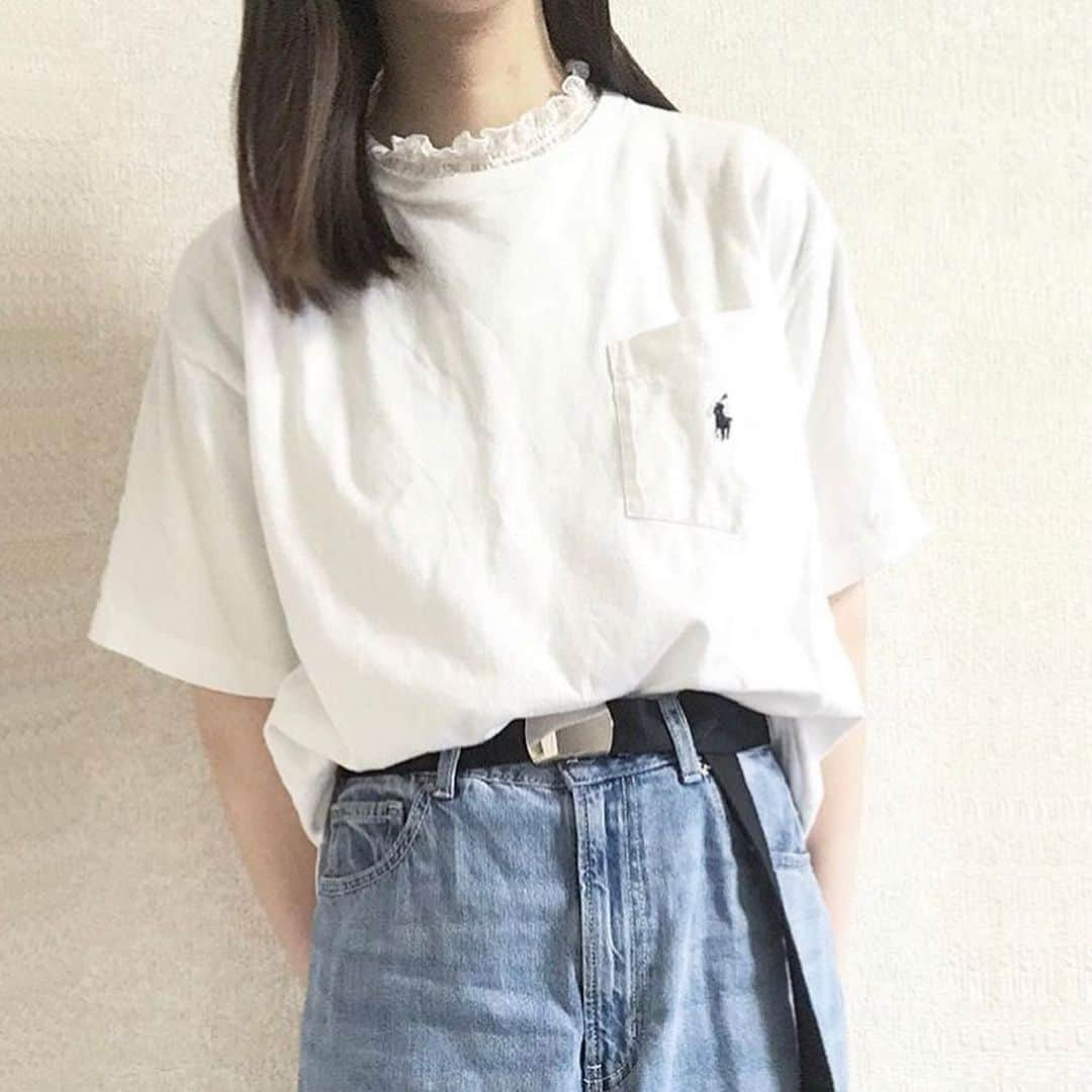 古着女子さんのインスタグラム写真 - (古着女子Instagram)「＼ "色白"女子になりたい人は集合！✨／﻿ ﻿ 夏は露出の増える時期🌞﻿ 日焼けや地黒を気にする方も多いはず😢﻿ ﻿ 色白さんに憧れる古着女子は必見！﻿ 今回はコーデで色白に見せる簡単テクニックを教えます💕﻿ ﻿ ﻿ 🍎白T×淡色ボトムスで色白﻿ 万能アイテム白Tで、パッと肌をワントーン明るい印象に💕そこに淡い色味のボトムスを合わせることで、さらにトーンアップして色白に🙌🏻 ﻿ ﻿ 🍎チノパン×ビビットカラーで色白﻿ チノパンのベージュやホワイトのカラーで、お肌もトーンアップ🌟 トップスにビビットな色をチョイスすると、お肌の血色感を与えて健康的な印象に◎﻿ ﻿ 🍎白orベージュワントーンで色白﻿ 全身白orベージュのワントーンでコーデを組むことによって、程よい抜け感が肌の色と透明感をクリーンに見せてくれます💕物足りない時は、小物でアクセントをプラスしてみて✨﻿ ﻿ ﻿ 色白に見えるコーデ、いかがでしたでしょうか？💕 この夏はぜひ色白に見せちゃいましょう💨﻿ ﻿ ﻿ ﻿ 🏡古着女子がプロデュースする古着ショップを紹介🏡﻿ ・9090ナインティナインティ @9090s_ 👖👟﻿ ・ひとくち  @o0_hitokuchi_ 🐻🍯﻿ ﻿ ﻿ 🌼公式LINE@→@furuzyo で検索🌼﻿ LINE@だけのお知らせや古着の疑問にも答えます！﻿ ﻿ ﻿ 古着を素敵に着こなしてる女性の方をRepostでご紹介させていただきます🐒写真は全てご本人様に【掲載許諾】をとっております💓﻿ ﻿ ﻿ ﻿ #フルジョ #古着 #古着女子 #今日のコーデ #お洒落さんと繋がりたい #コーデ #古着コーデ #きょコ #ファッションコーデ #古着男子 #着回しコーデ #服好きな人と繋がりたい #古着好きと繋がりたい #ゆるコーデ #着画 #古着mix #古着好き  #フリクロ  #メンズライク #古着ファッション  #古着女子と繋がりたい #夏服 #夏コーデ #色白 #コンプレックス #ワントーン #白 #白t #くすみカラー #チェックパンツ﻿ ﻿ ﻿」8月8日 11時16分 - furuzyo