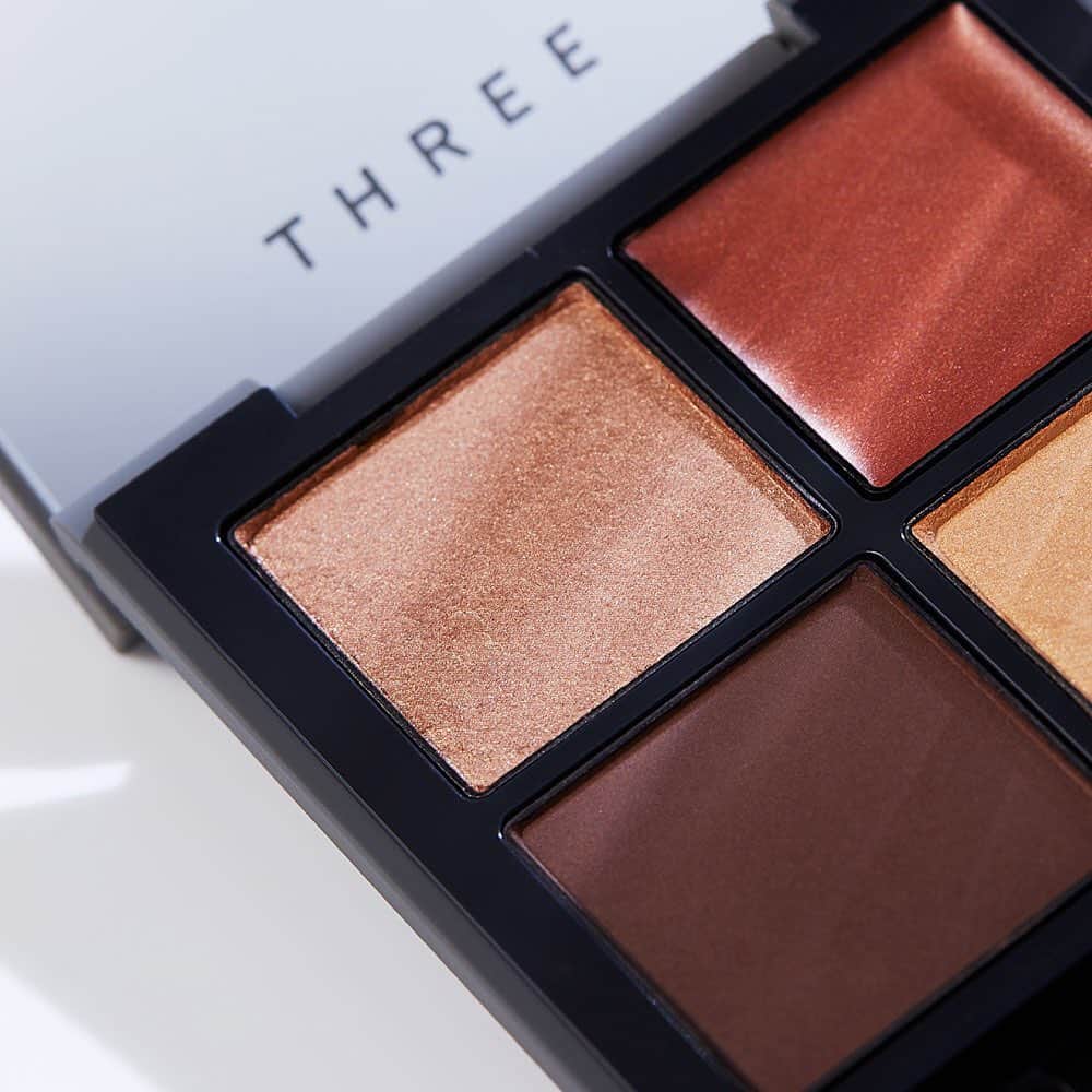 のインスタグラム：「＜HOW TO PLAY with NEW PALETTE＞ . 1つのパレットから広がるいくつもの眼差し、今日だけの表情。 THREEの新しいアイパレットの楽しみ方を、こちらのスペシャルページから。 https://bit.ly/2YYg2xG . 自分らしくいられるメイク、なりたい自分を表現できる、新パレットの可能性。 鏡に向かったその瞬間の、あなた自身の選択で、自分だけの美しさを表現してみませんか？ . #threecosmetics #2019AW #girlinamber #crystalvisions」