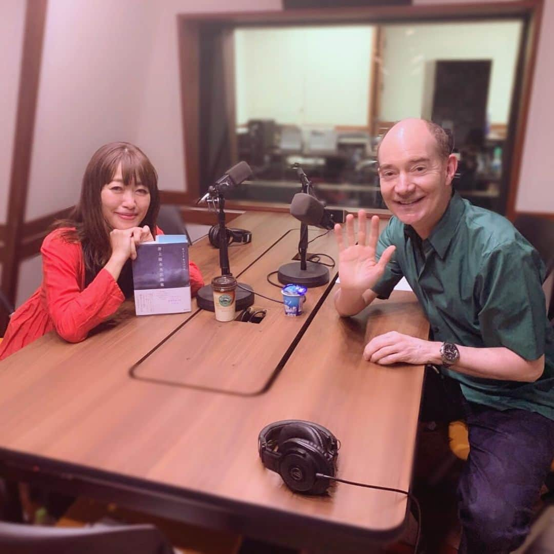 坂本美雨のディア・フレンズさんのインスタグラム写真 - (坂本美雨のディア・フレンズInstagram)「本日の #ディアフレンズ✨﻿ 今日は、日本文学研究者の﻿ ロバート・キャンベルさんをお迎えしました‼️﻿ ﻿ 美雨さんが“#井上陽水専門家”と呼ぶ﻿ #ロバートキャンベル さん📖﻿ デビュー50周年を迎えた #井上陽水 さんの歌詞を﻿ ロバートさんが50作英訳をした﻿ 「#井上陽水英訳詞集」﻿ 講談社から発売されています✨﻿ ﻿ 「わからないんですよ、陽水さんの日本語が。﻿ だからお会いして﻿ 　これはどういう意味ですか？って（笑）﻿ （中略）﻿ “傘がない”は、“I've got a umbrella”ではなく﻿ “No umbrella”にしてくださいと言われて。﻿ なぜかというと、傘は、井上陽水の傘ではないし﻿ 　みんなの傘でないといけないと言われたんです。﻿ 傘は誰にとっても大事なもので…﻿ それは平和であったり、色んなものであったり…﻿ 一人称はこれを壊してしまうからって。﻿ でもそういうことがなければ、﻿ 陽水さんがどういう思いで﻿ 　この歌を歌っているのかって永遠にわからない。﻿ 本人もひょっとして、意識していないかも…﻿ だから、こういった化学反応が起きて面白いなって。」﻿ ﻿ -----------------﻿ 【#森永乳業 #CafeTalk】﻿ ﻿ ❓あなたにとっての師匠とは❓﻿ ﻿ 「中野三敏先生。江戸文学の大家でいらっしゃる。﻿ 厳しくなく、でも、しっかりと正しい道を﻿ 　研究者とはなにかということを﻿ 　先生の姿を私に反射させている。」﻿ ﻿ ﻿ #傘がない #海へ来なさい﻿ #中野三敏 #九州大学﻿ #夕吉 くんのお話は次の機会に🥰﻿ #tokyofm #JFN﻿ #今日のひとこと #全国38局ネット﻿ #radiko #radikoタイムフリー でお聴き下さい🙇✨」8月8日 11時36分 - dearfriends80