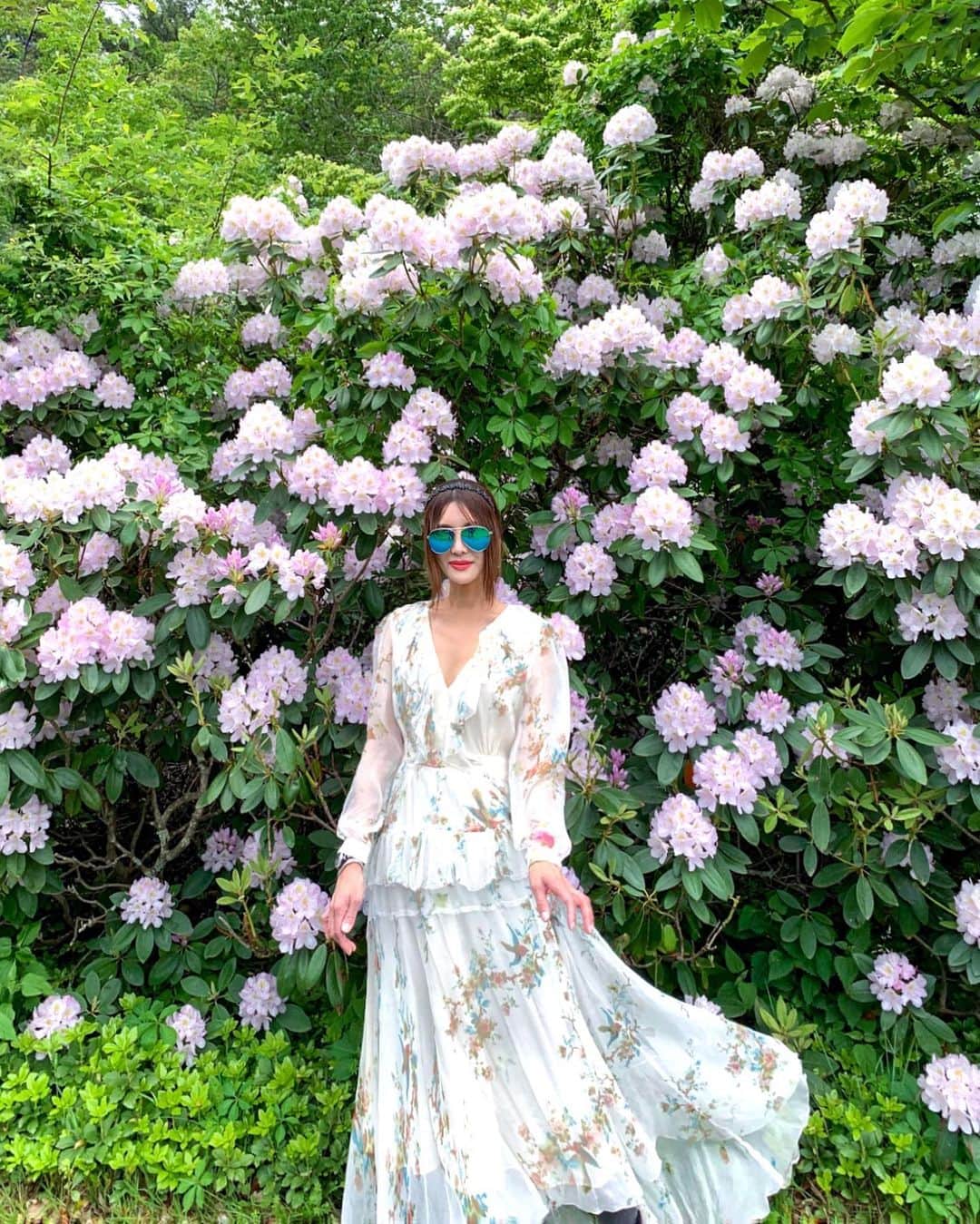 のインスタグラム：「Summer vacation at Mohonk Mountain House in the US.  It is founded by the Smiley Family in 1869 its Victorian castle resort is nestled in the Hudson Valley, only 90 miles north of New York City. Surrounded by 40,000 acres of pristine forest, their National Historic Landmark resort offers farm-to-table cuisine and an award-winning spa.🇺🇸🏨 오랜만에 포스트 합니다. 모홍크 마운틴 하우스 리조트 미동부 여행 방문 리스트로 추천합니다.」