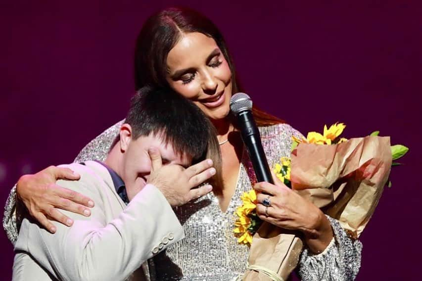 イヴェッチ・サンガロさんのインスタグラム写真 - (イヴェッチ・サンガロInstagram)「E o nosso amor venceu! Que lindo nosso show do amor. Obrigada aos meus parceiros lindos @rogerioflausinooficial @jotaquest @silva e a Orquestra Sinfonica Heliópolis.  Obrigada ao @oboticario por nos proporcionar esse encontro . Obrigada ao meu amado  Matheus @matheuscolmatti por tanto amor. Vc me emociona ! Te amo infinito . ❤️❤️❤️❤️❤️ @rafamattei 📸」8月8日 11時29分 - ivetesangalo