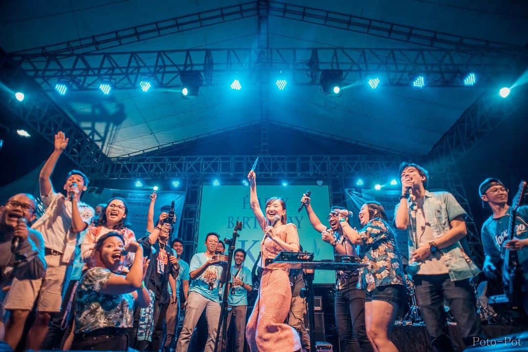竹渕慶さんのインスタグラム写真 - (竹渕慶Instagram)「4 days ago, I was on the stage for @gelarjepangui  with the full crowd singing along with me, in a city called Depok, Indonesia. Never did I expect that view, the surprise bday video & the cake, and all the kindness I received from each and every one of you. It really meant a lot that I got this opportunity as a solo artist, when I’d been quite insecure and a little scared about what my own decision would turn out to be.  I am so proud that my country has such culture that enlightens people all around the world, and it’s nothing but beautiful when people admit and respect each other’s cultures or perspectives. I believe music has this power that could really create a gentle, yet strong bond between all kinds of people, and I could see that happening right there between us on that magical night.  Anyways, with all your love and magic, it had absolutely been an unforgettable and a quite life changing trip. I’ll never forget what we’d shared within those moments. Thank you so much Indonesia and all the hard working staffs of @gelarjepangui, I love you and don’t forget to be there when I come back!!!!♥️♥️♥️ (Oh, and keep an eye out for that video...hehe!) Sampai jumpa lagi👋🇮🇩 Special thanks and love to: @ilham_shaq @satria_khindi  @rininthapradiza  @meganesatchii  @gelarjepangui  and @yamo_wabisabi  photo: @satria_khindi ———————————— インドネシアでのフェスが終わって帰ってきましたー！ 音楽を好きな気持ち、誰かを想う気持ち、心がひとつの点に集まって空間が一体となるあの感覚は、世界中どこへ行っても同じだね。 日本の曲もほぼ全て一緒に歌ってくれて、私の「In This Blanket」まで一緒に歌ってくれて。 インドネシアと日本の間には過去にいろいろな歴史があるのだけど、それでもこうして日本の文化や言葉に共感してくれている人がこんなにいるということが、純粋に心を打ったし嬉しかったな。  私にこの機会を運んでくれたのは、昔から応援してくれている、これを読んでくれているみんなです。私をインドネシアまで連れて行ってしまった！笑 特にソロに転身した直後に来たお話だったから、不安だった私にとってすごく救いになったんです。本当にいつもありがとう。日本からの応援の言葉、現地でとても救いになりました🌟  みんなと築き上げてきた輪を、この足でもっともっといろんな地に運んで行って繋げていきたい！ そう思わせてくれた、出来るんじゃないかって信じさせてくれた5日間でした。みんな、いつも本当にありがとう！  #indonesia #japan」8月8日 11時29分 - keibamboo