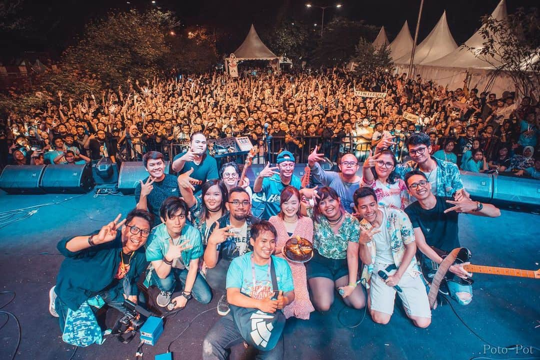 竹渕慶さんのインスタグラム写真 - (竹渕慶Instagram)「4 days ago, I was on the stage for @gelarjepangui  with the full crowd singing along with me, in a city called Depok, Indonesia. Never did I expect that view, the surprise bday video & the cake, and all the kindness I received from each and every one of you. It really meant a lot that I got this opportunity as a solo artist, when I’d been quite insecure and a little scared about what my own decision would turn out to be.  I am so proud that my country has such culture that enlightens people all around the world, and it’s nothing but beautiful when people admit and respect each other’s cultures or perspectives. I believe music has this power that could really create a gentle, yet strong bond between all kinds of people, and I could see that happening right there between us on that magical night.  Anyways, with all your love and magic, it had absolutely been an unforgettable and a quite life changing trip. I’ll never forget what we’d shared within those moments. Thank you so much Indonesia and all the hard working staffs of @gelarjepangui, I love you and don’t forget to be there when I come back!!!!♥️♥️♥️ (Oh, and keep an eye out for that video...hehe!) Sampai jumpa lagi👋🇮🇩 Special thanks and love to: @ilham_shaq @satria_khindi  @rininthapradiza  @meganesatchii  @gelarjepangui  and @yamo_wabisabi  photo: @satria_khindi ———————————— インドネシアでのフェスが終わって帰ってきましたー！ 音楽を好きな気持ち、誰かを想う気持ち、心がひとつの点に集まって空間が一体となるあの感覚は、世界中どこへ行っても同じだね。 日本の曲もほぼ全て一緒に歌ってくれて、私の「In This Blanket」まで一緒に歌ってくれて。 インドネシアと日本の間には過去にいろいろな歴史があるのだけど、それでもこうして日本の文化や言葉に共感してくれている人がこんなにいるということが、純粋に心を打ったし嬉しかったな。  私にこの機会を運んでくれたのは、昔から応援してくれている、これを読んでくれているみんなです。私をインドネシアまで連れて行ってしまった！笑 特にソロに転身した直後に来たお話だったから、不安だった私にとってすごく救いになったんです。本当にいつもありがとう。日本からの応援の言葉、現地でとても救いになりました🌟  みんなと築き上げてきた輪を、この足でもっともっといろんな地に運んで行って繋げていきたい！ そう思わせてくれた、出来るんじゃないかって信じさせてくれた5日間でした。みんな、いつも本当にありがとう！  #indonesia #japan」8月8日 11時29分 - keibamboo