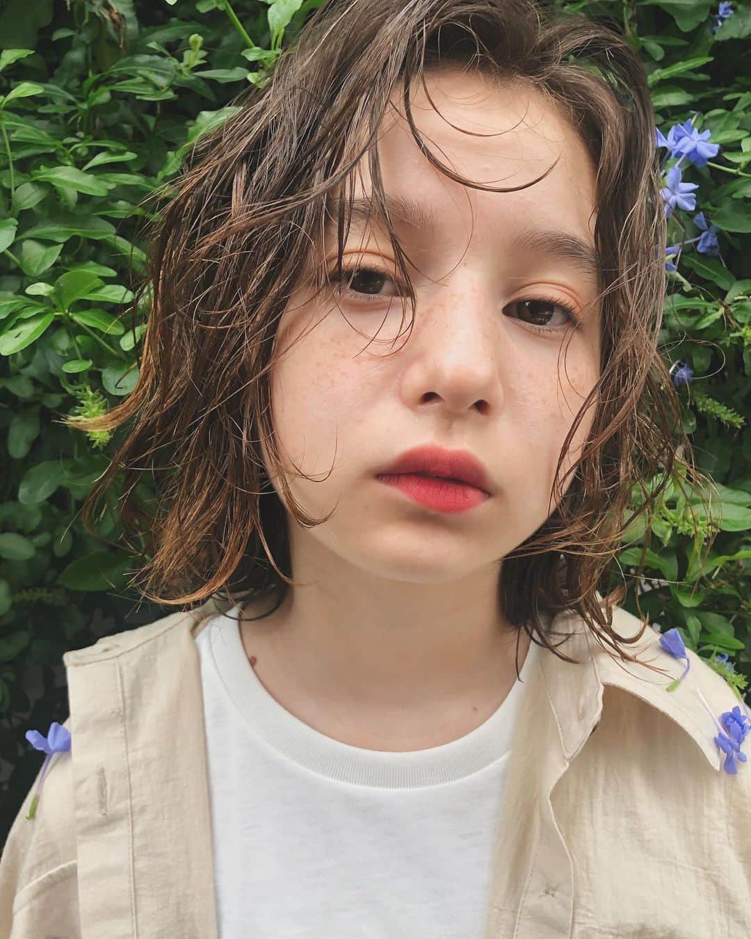 カワシリアツシのインスタグラム：「nuance🌿 週末まだご予約お取りできます◎ ・ ・ ・ ・ブリーチの回数がわからない。 ・値段が気になる。 ・ダメージが心配。など なんでもご気軽にご相談ください😊 ・ ご予約やご相談はDM・LINEにて待ちしております。 ・ ・ ・  #アディクシー #イルミナカラー  #外国人風カラー #ミニボブ #切りっぱなしボブ #ハイライト #外ハネあ #グラデーション #外国人風 #ポートレート #美容室 #美容院 #美容学生 #撮影 #東京 #渋谷  #ショートヘア #グレージュ  #ブルージュ #ブリーチ #portrait #フィルムカメラ #hairstyle #ショートカット #haircolor #ハイトーン #데일리룩 #时尚 #แฟชั่น#デジキュア」
