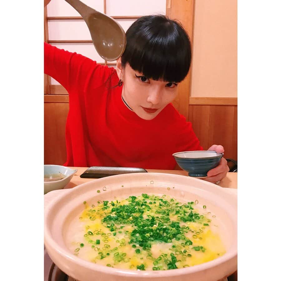 板橋よしえさんのインスタグラム写真 - (板橋よしえInstagram)「梢ちゃんのお誕生日は秋元家が家族で訪れているという素敵なお店、ふぐ🐡とすっぽん🐢の「つち田」さんへ。 あまり食べる機会のないふぐとすっぽんですが、初心者のわたしでも臭みがなくとっても美味しかったです😭🤤 梢ちゃんのお父様がいつも作ってくれていたというふぐ雑炊を梢ちゃんが作ってくれました😳✨ 味加減が絶妙で美味しかった～！！！！！！！！ 梢ちゃん、大切なお店に連れていってくれてどうもありがとう😽 #秋元梢 #akimotokozue」8月8日 11時45分 - candy_yoshie