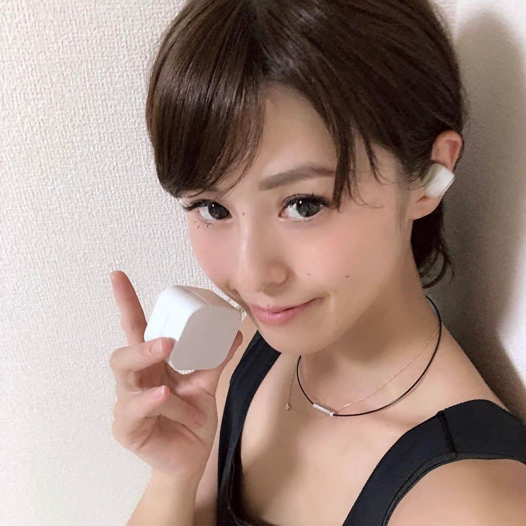 のインスタグラム：「AVIOT_FiNC アンバサダーになりました😊✨✨🎵 AVIOT_TE-D01g は、軽くて着けているのを忘れちゃうくらい😃🌸 走っていても、トレーニングしていても、全然気にならないよ✨ カラーはパールホワイトで白とピンクの見た目も可愛い😍😍 何より音が綺麗だし、防水だから、雨の日や、汗に濡れても大丈夫♫ イヤホン単体で、最長 10 時間再生は嬉しいね😊 #AVIOT #TE_D01g  #AVIOT_FiNCアンバサダー  #FiNC  #FiNCアンバサダー  #イヤホンをもっと自由に #ワイヤレスイヤホン」